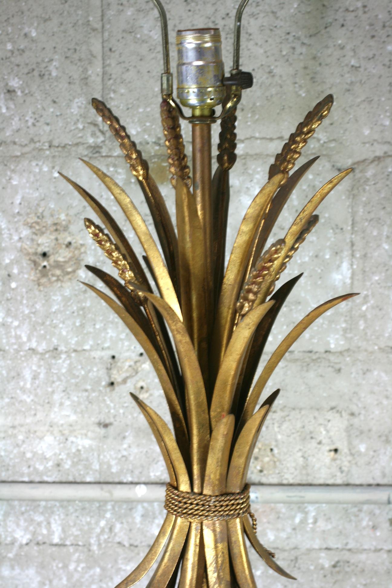 italien Élégante lampe de table en blé doré  en vente