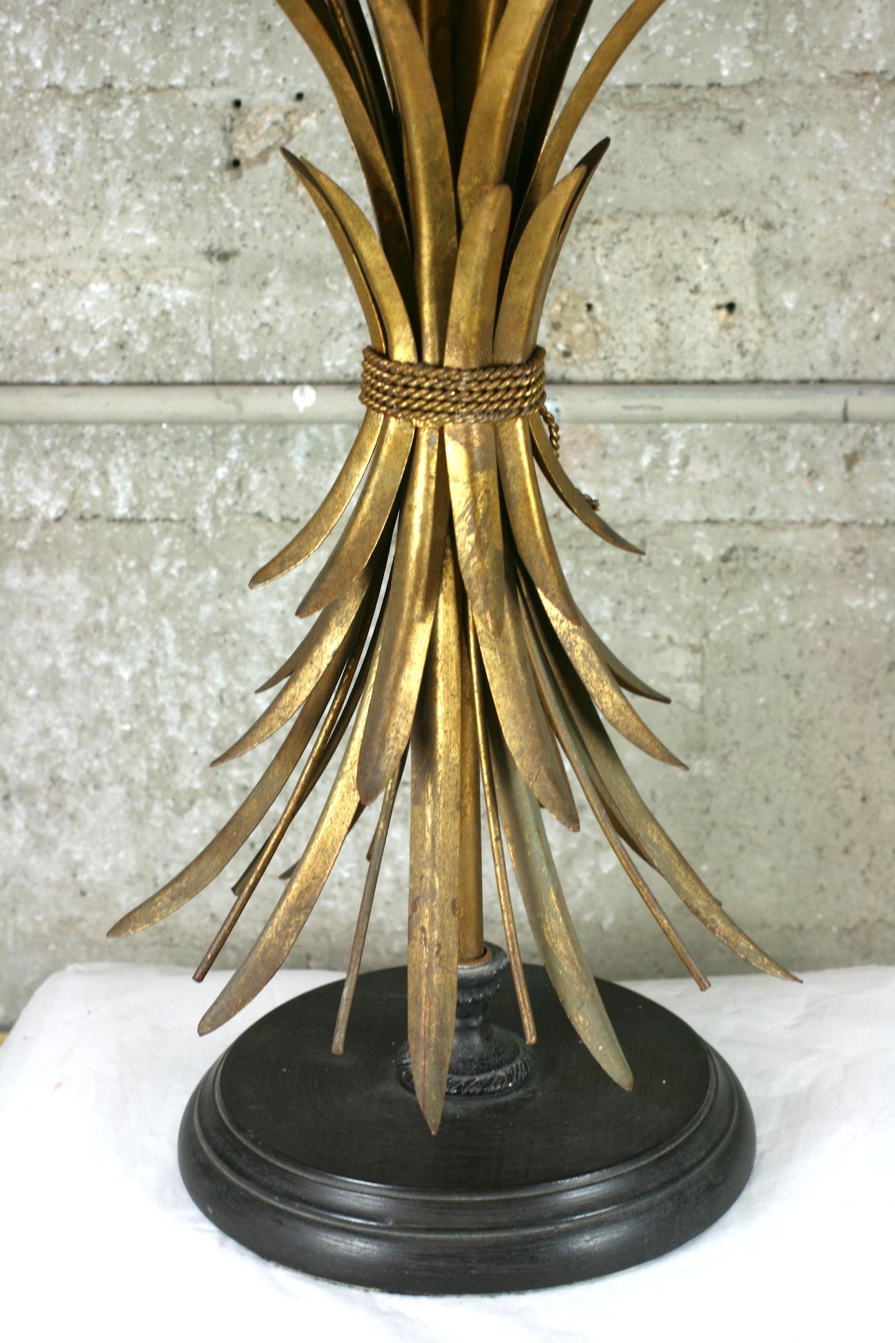 Milieu du XXe siècle Élégante lampe de table en blé doré  en vente