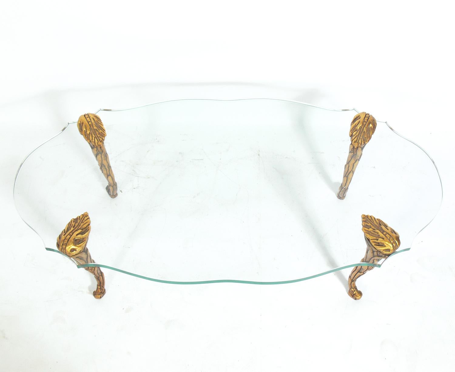 Élégante table basse en bois doré et verre, à la manière de P.E. Guerin, mais probablement italien, vers les années 1950.