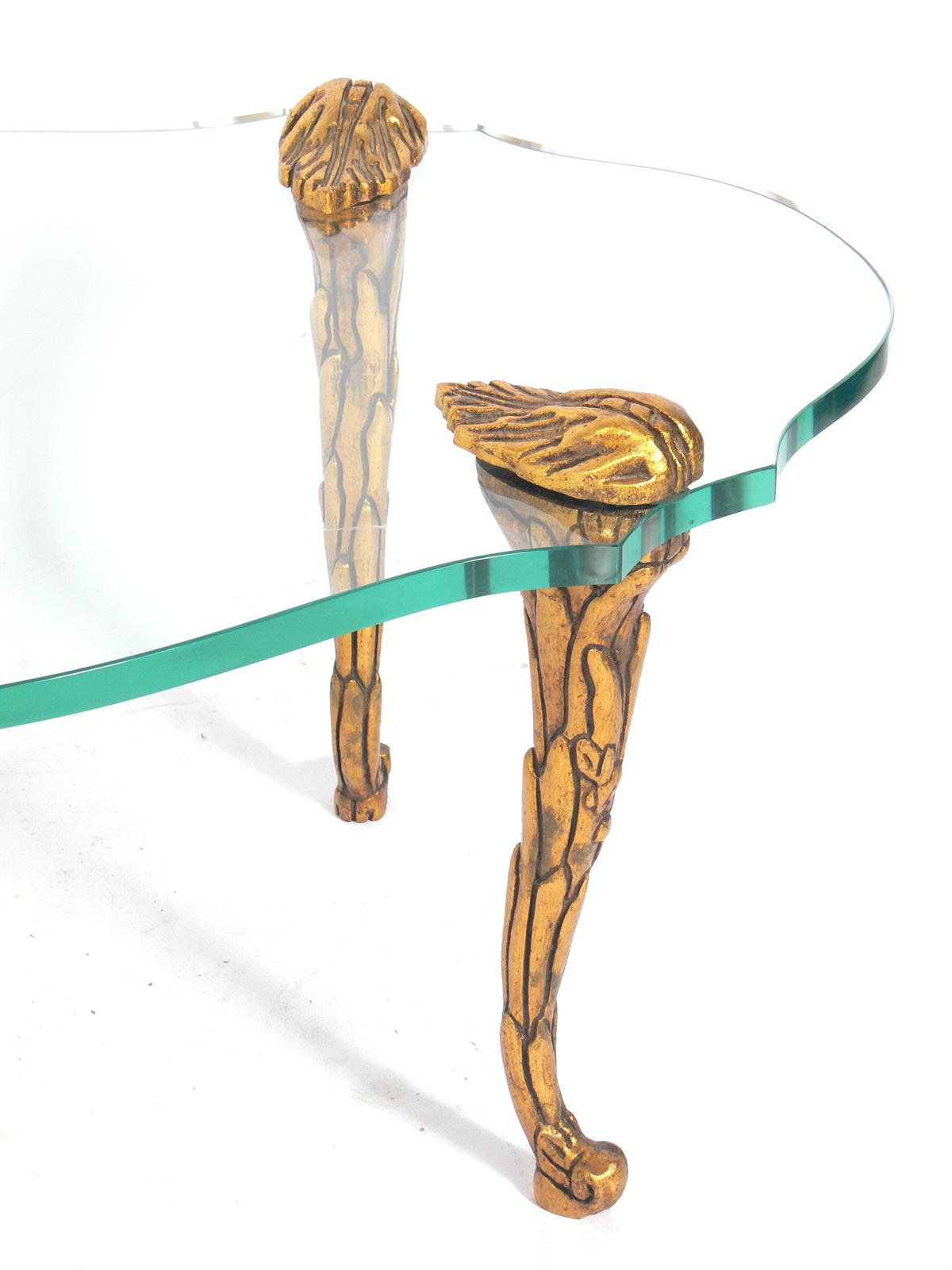 italien Élégante table basse en bois doré et verre en vente
