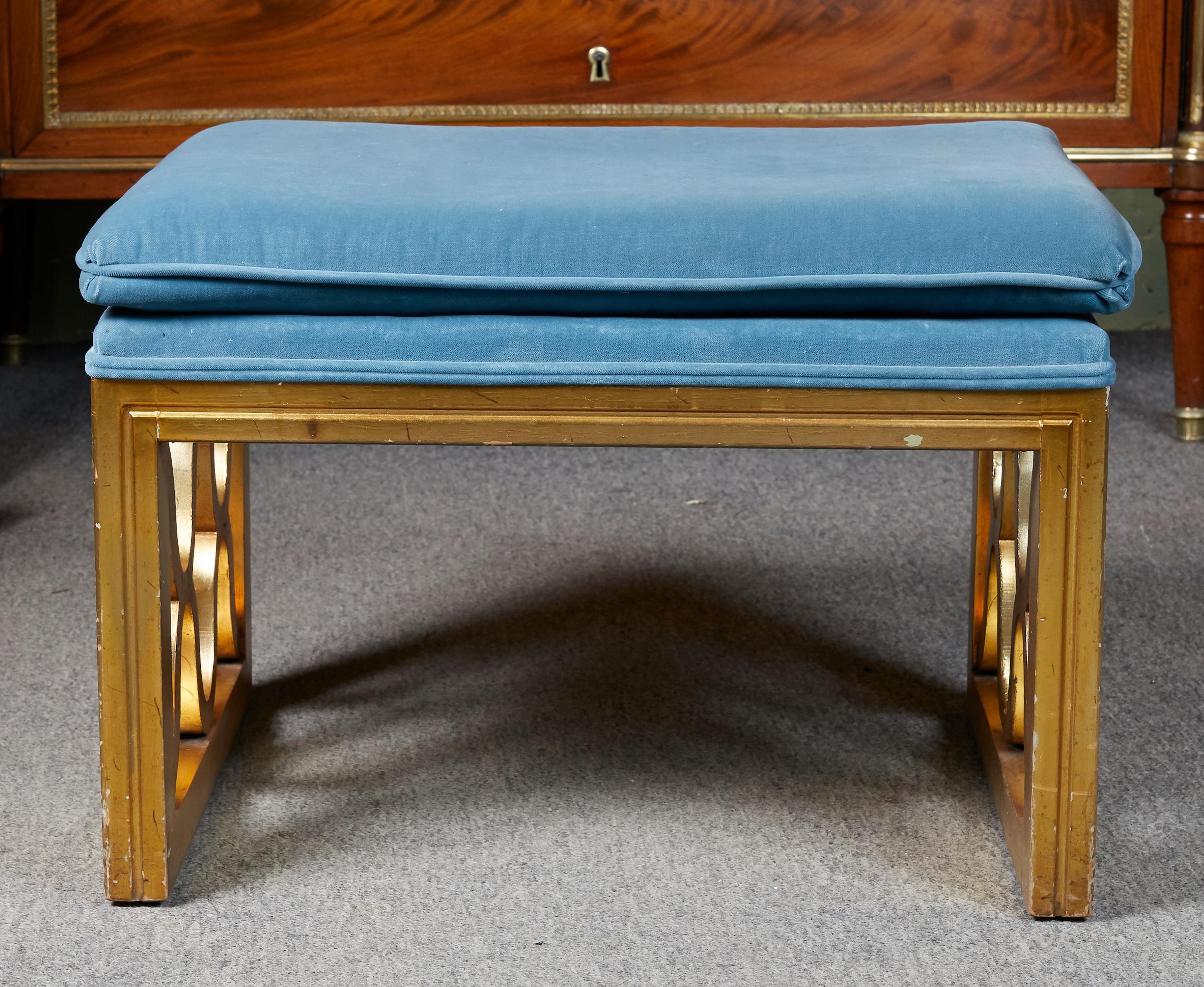 Elegant Giltwood and Velvet Hollywood Regency Foot Stool In Good Condition In Montreal, QC