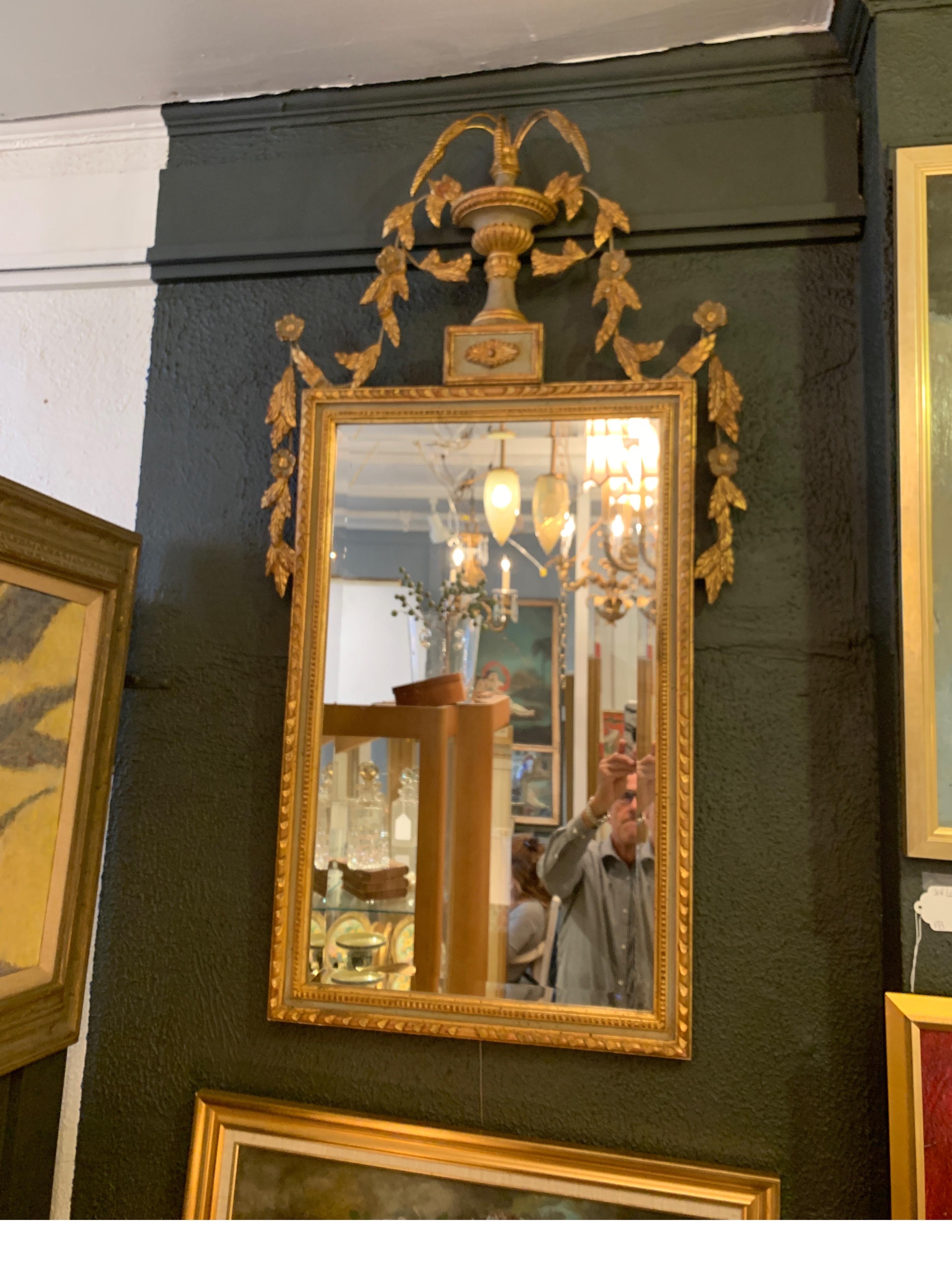 italien Élégant miroir mural biseauté en bois doré de style Louis XV