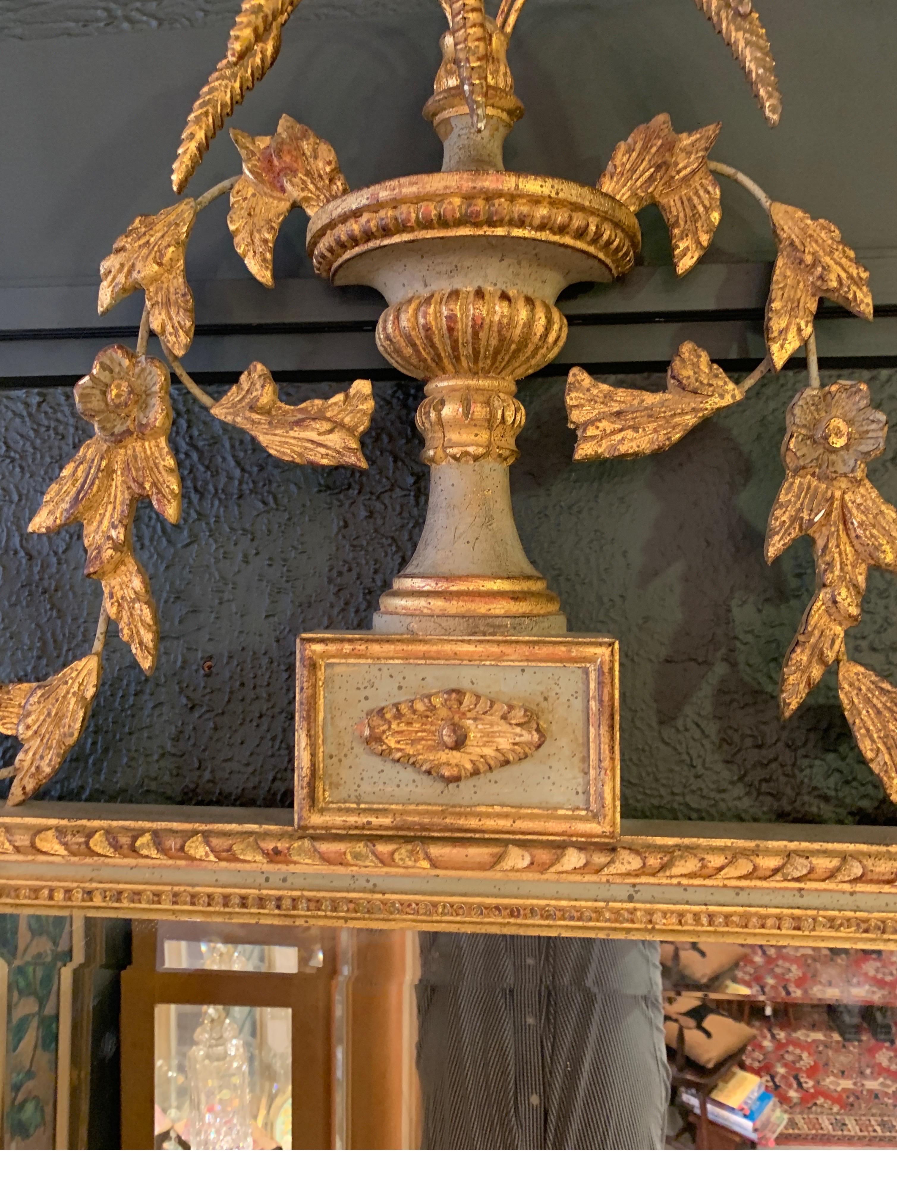 Élégant miroir mural biseauté en bois doré de style Louis XV Bon état à Lambertville, NJ