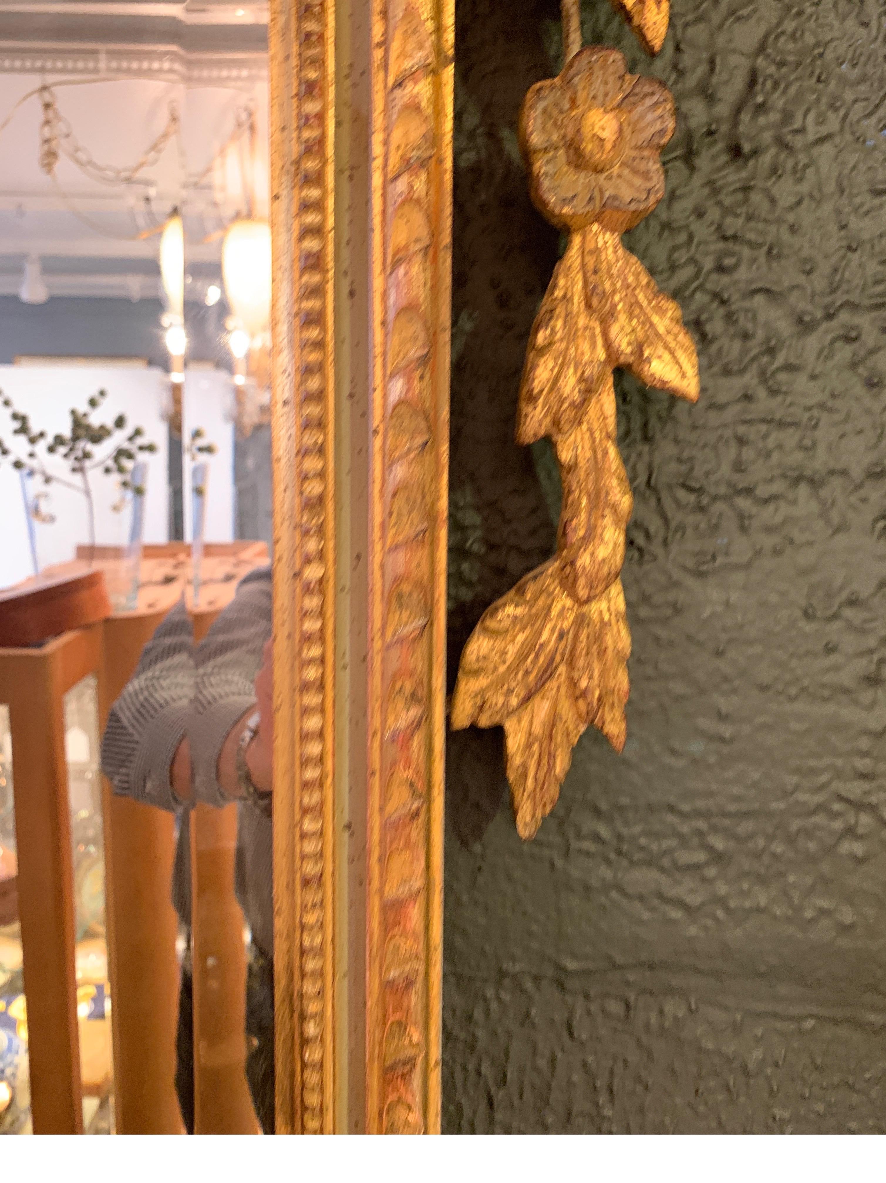 20ième siècle Élégant miroir mural biseauté en bois doré de style Louis XV