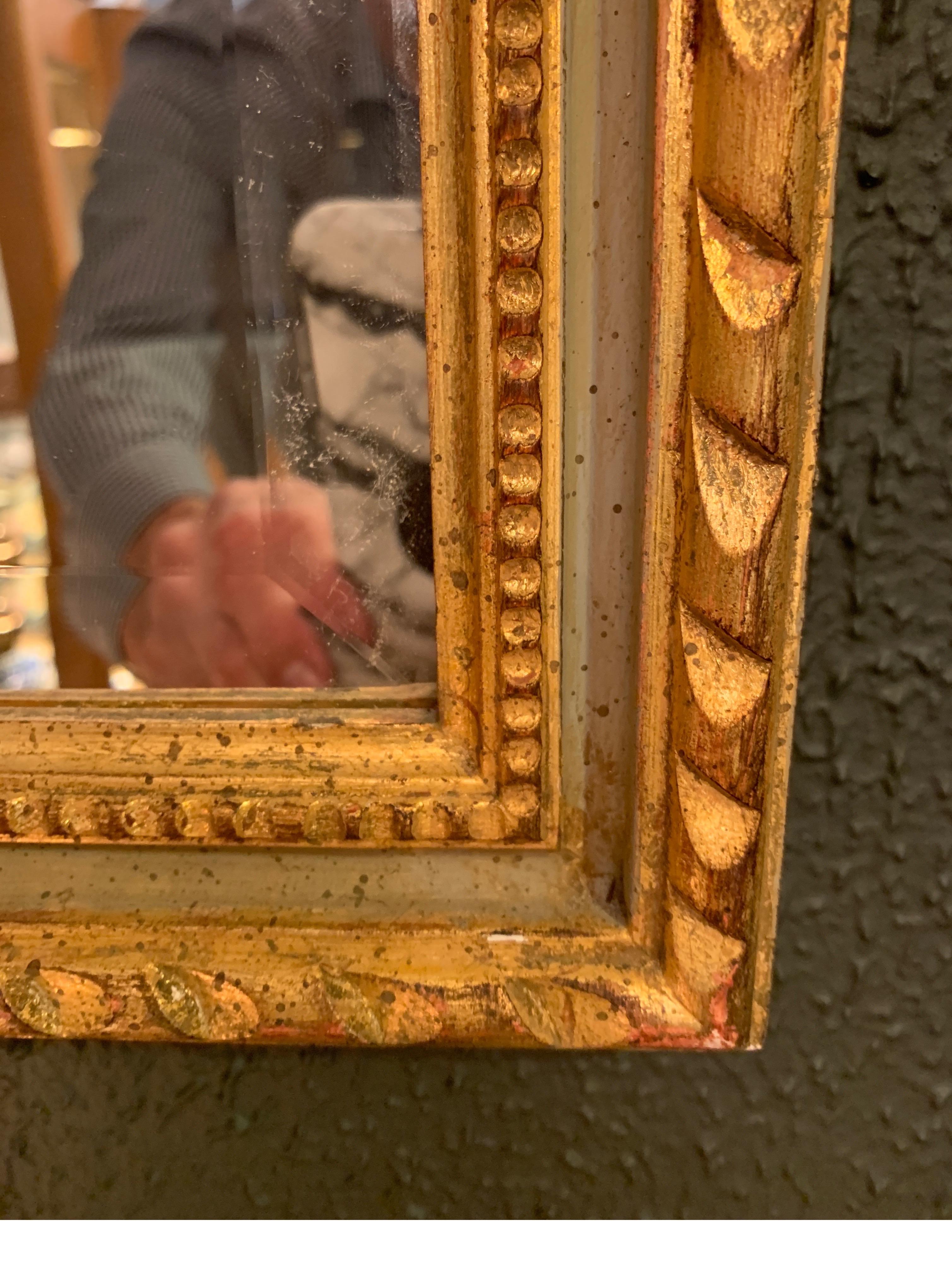 Miroir Élégant miroir mural biseauté en bois doré de style Louis XV