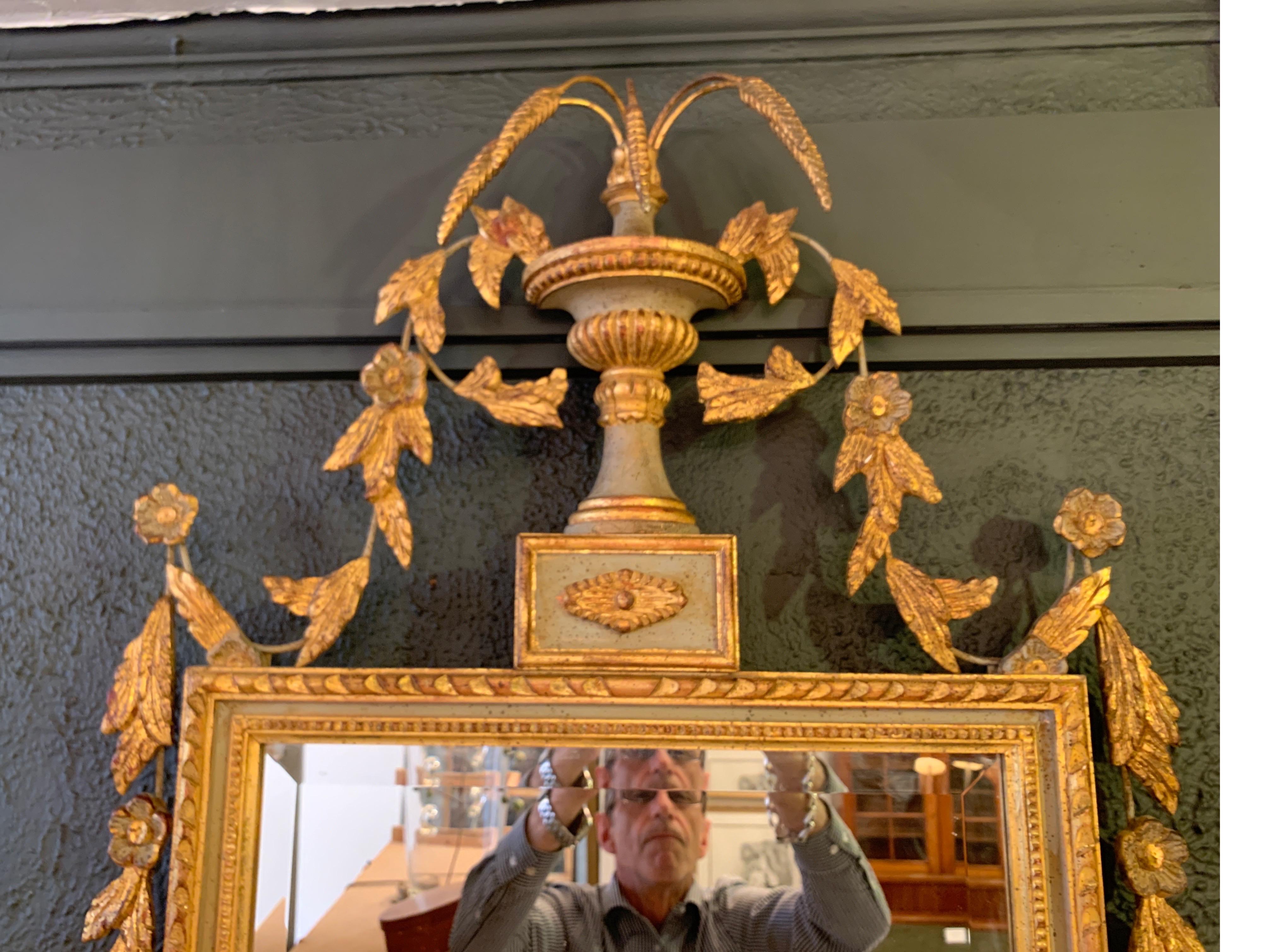 Élégant miroir mural biseauté en bois doré de style Louis XV 1