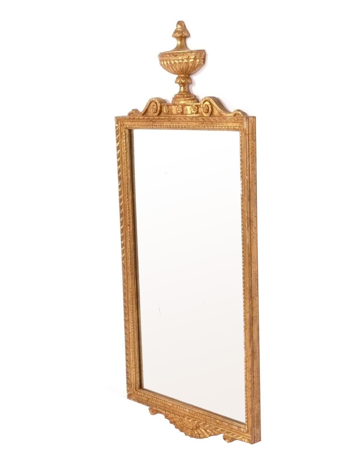 Elegant miroir en bois doré, Italie, vers les années 1940. Il mesure 46,5 