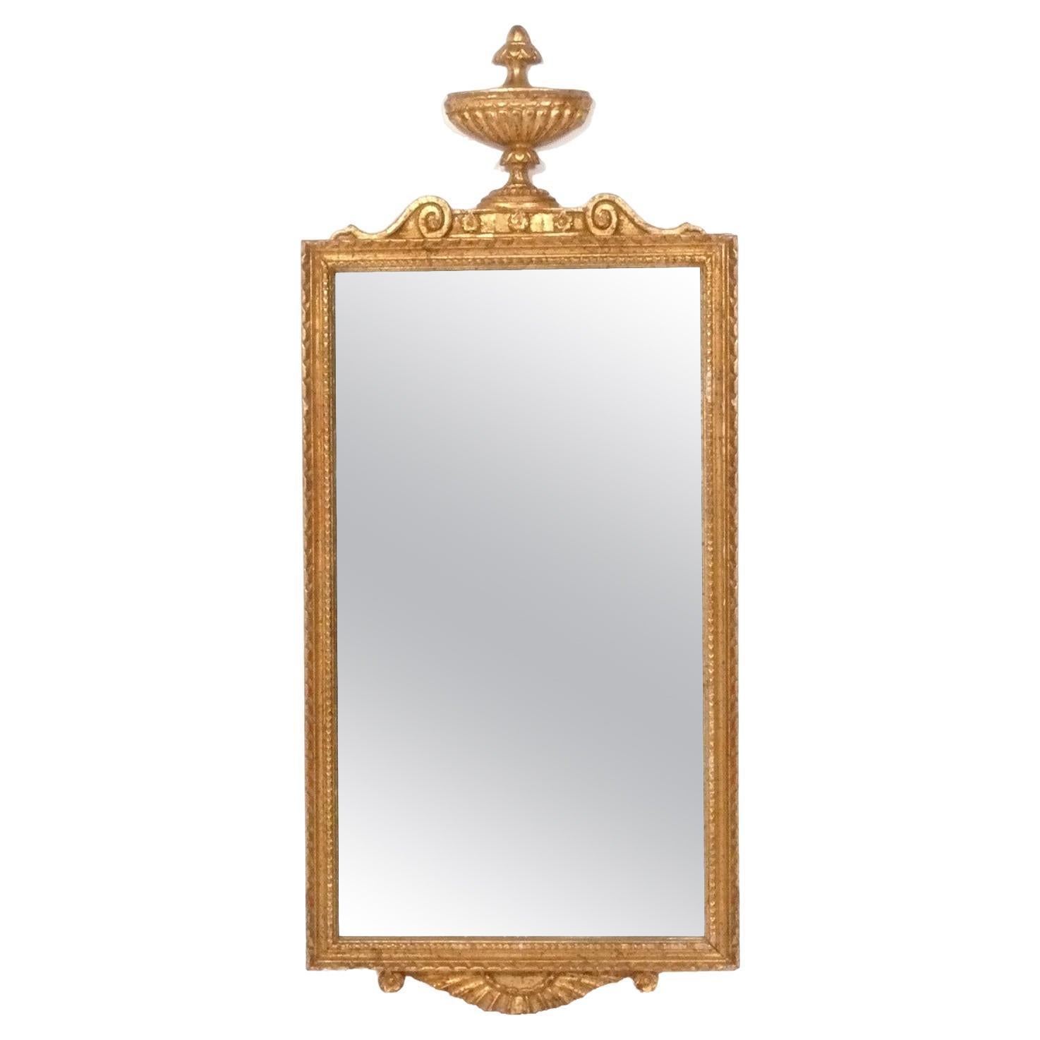 Elegant miroir en bois doré 46.5 "H x 20 "W circa 1940s