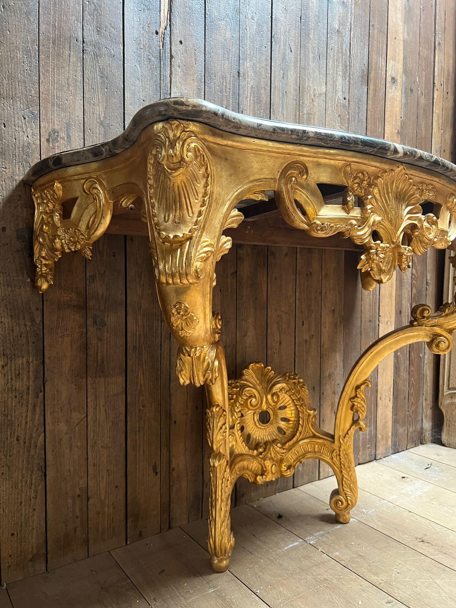 Elegante console en bois doré en vente 5