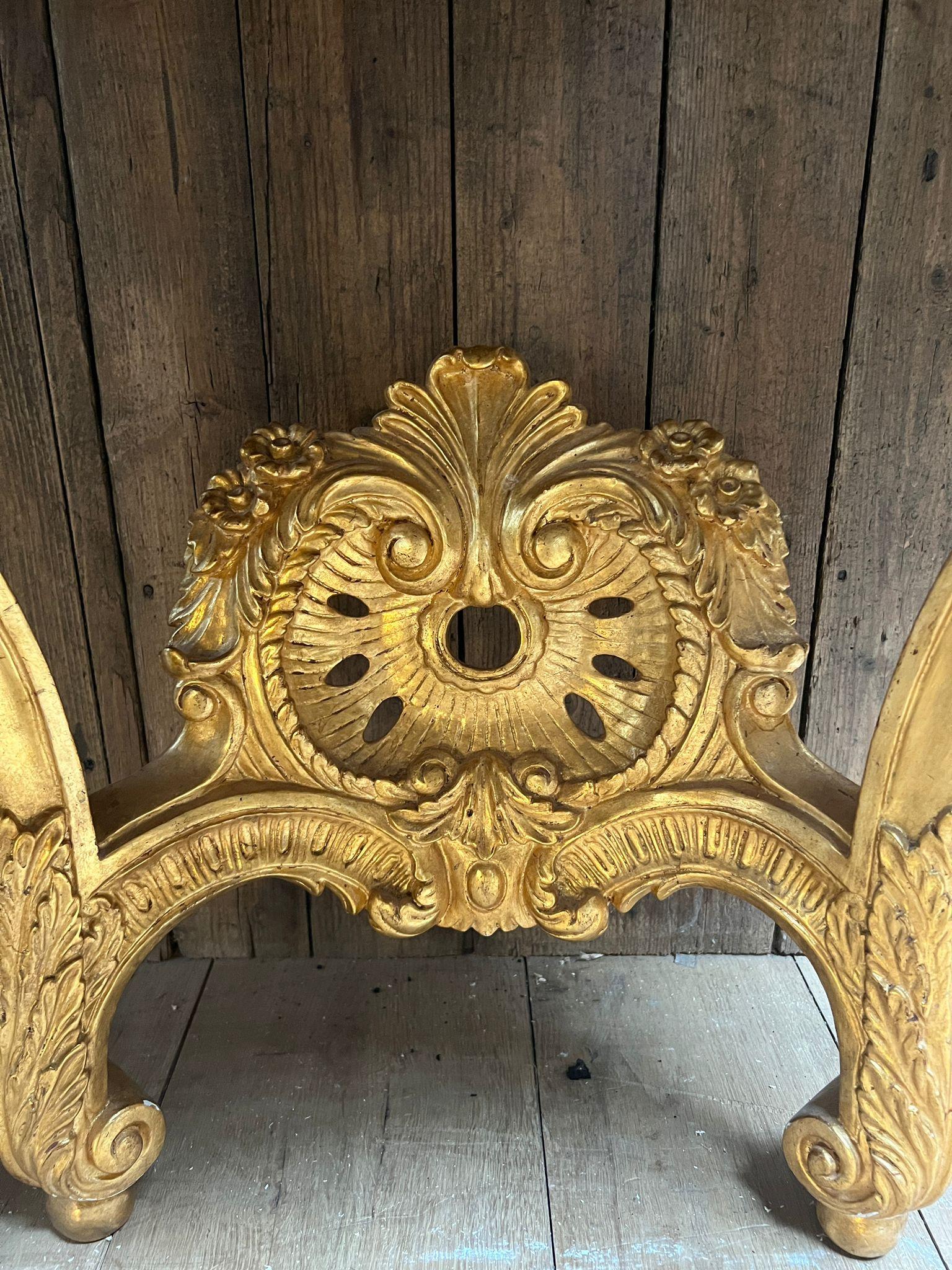 Elegante console en bois doré en vente 6