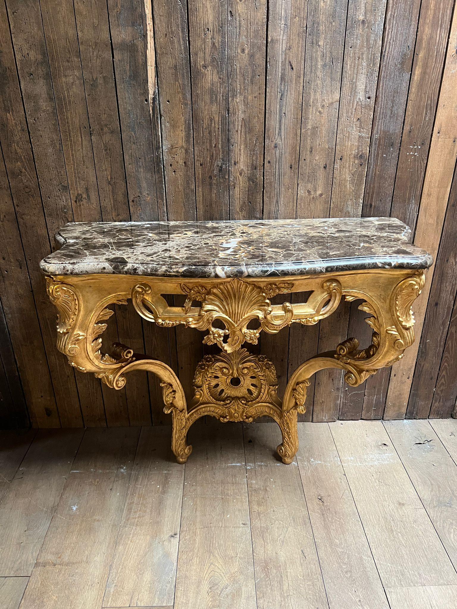 Milieu du XIXe siècle Elegante console en bois doré en vente