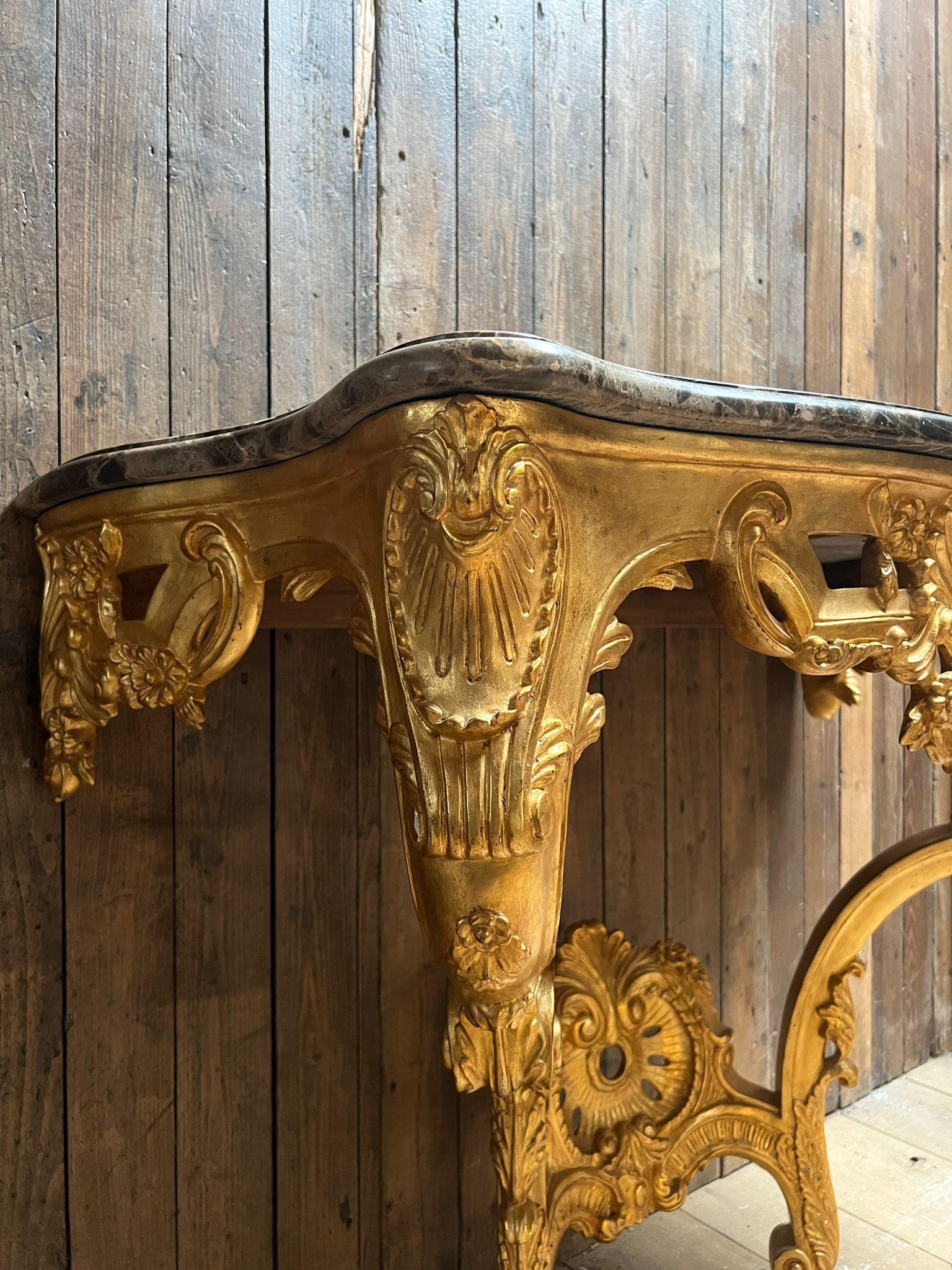 Marbre Elegante console en bois doré en vente