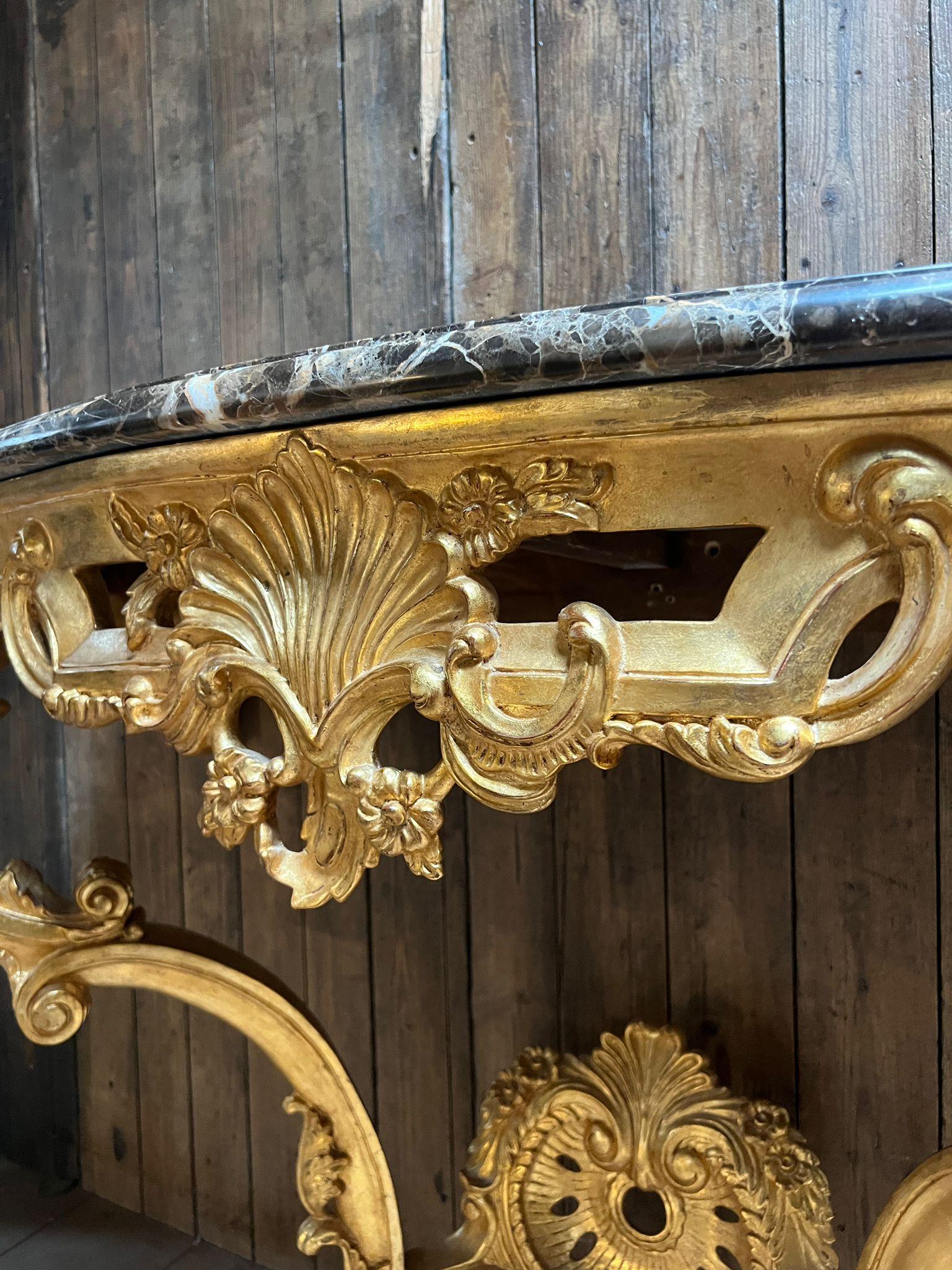 Elegante console en bois doré en vente 1