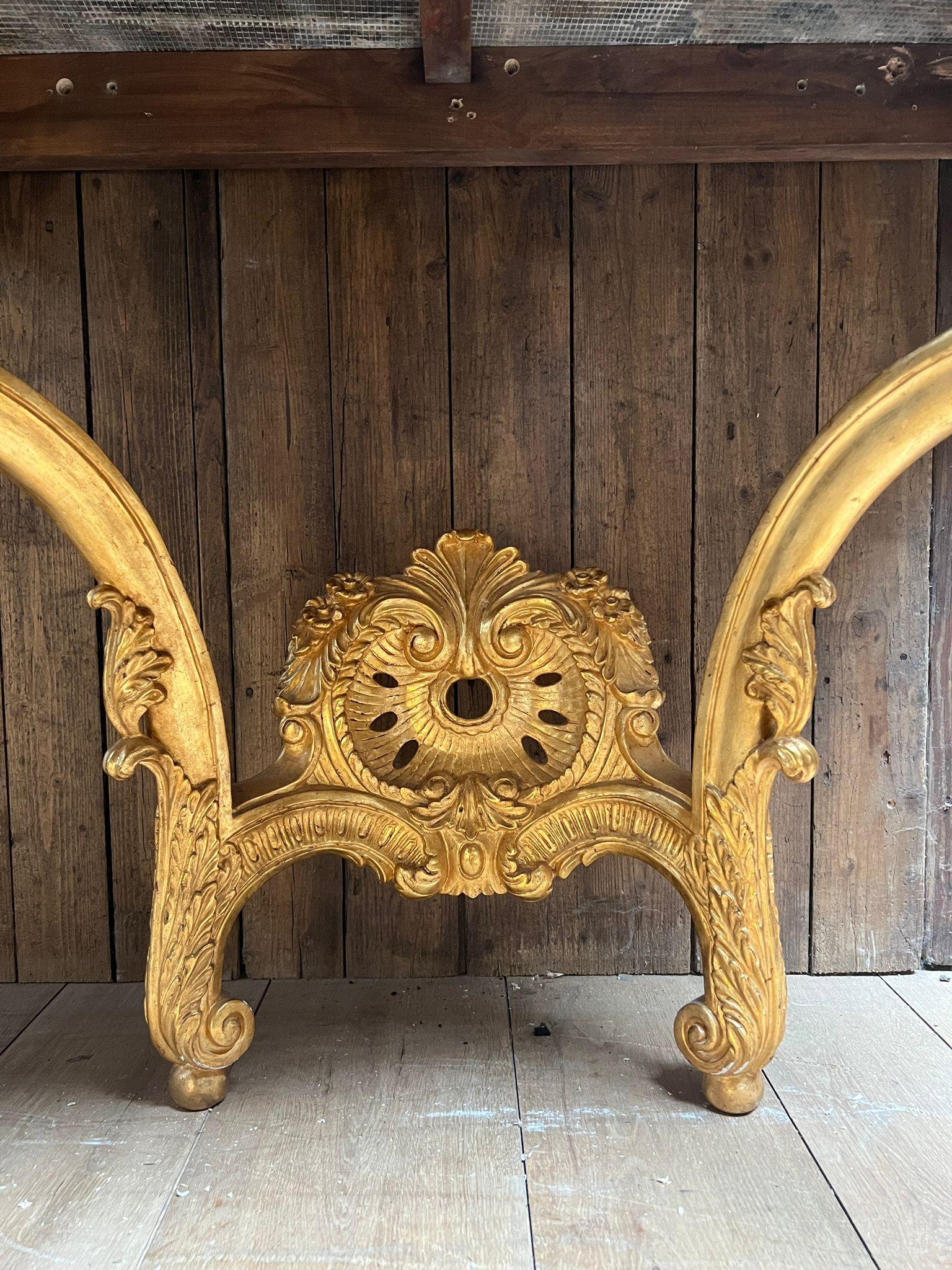 Elegante console en bois doré en vente 2
