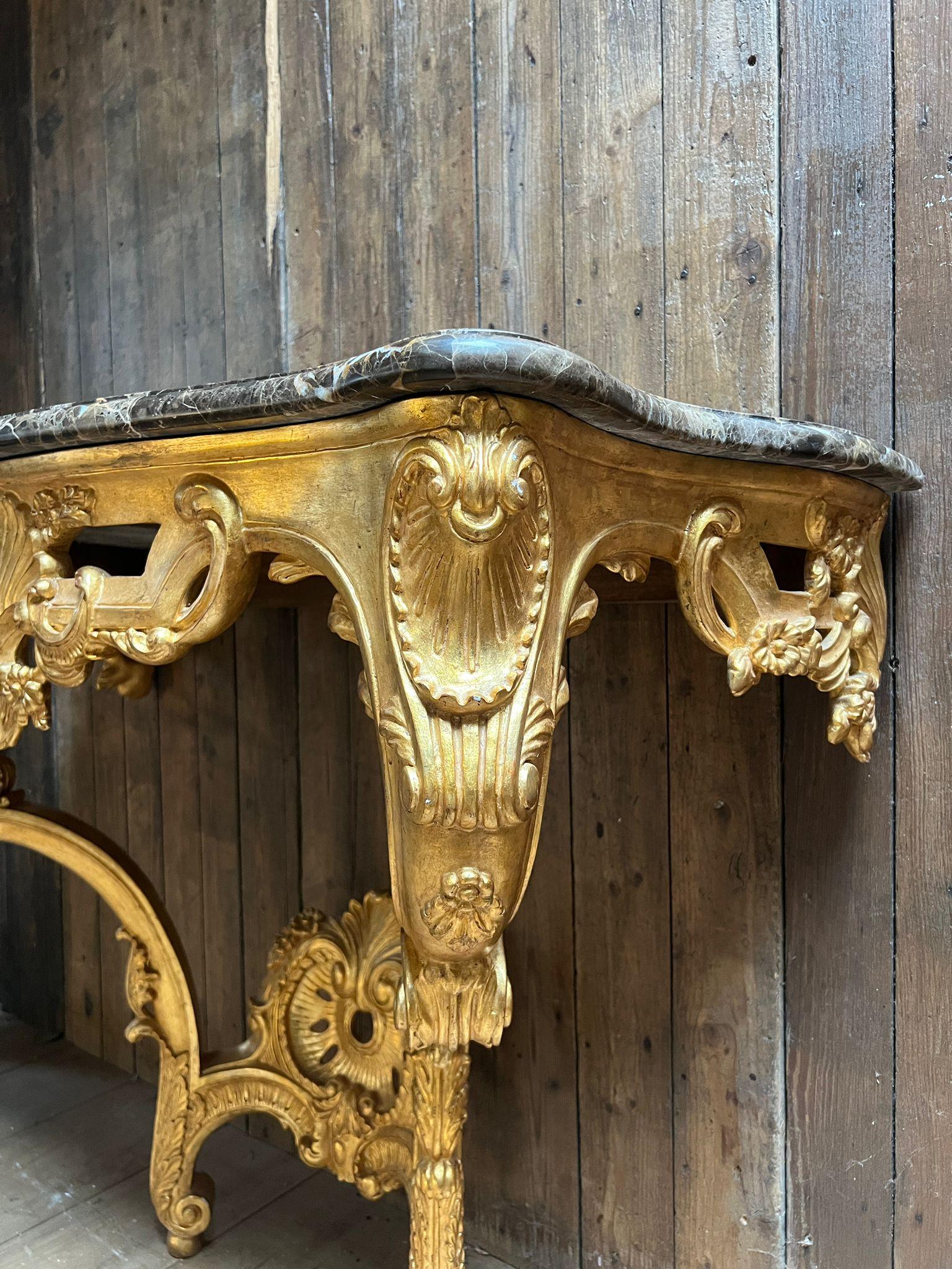 Elegante console en bois doré en vente 3