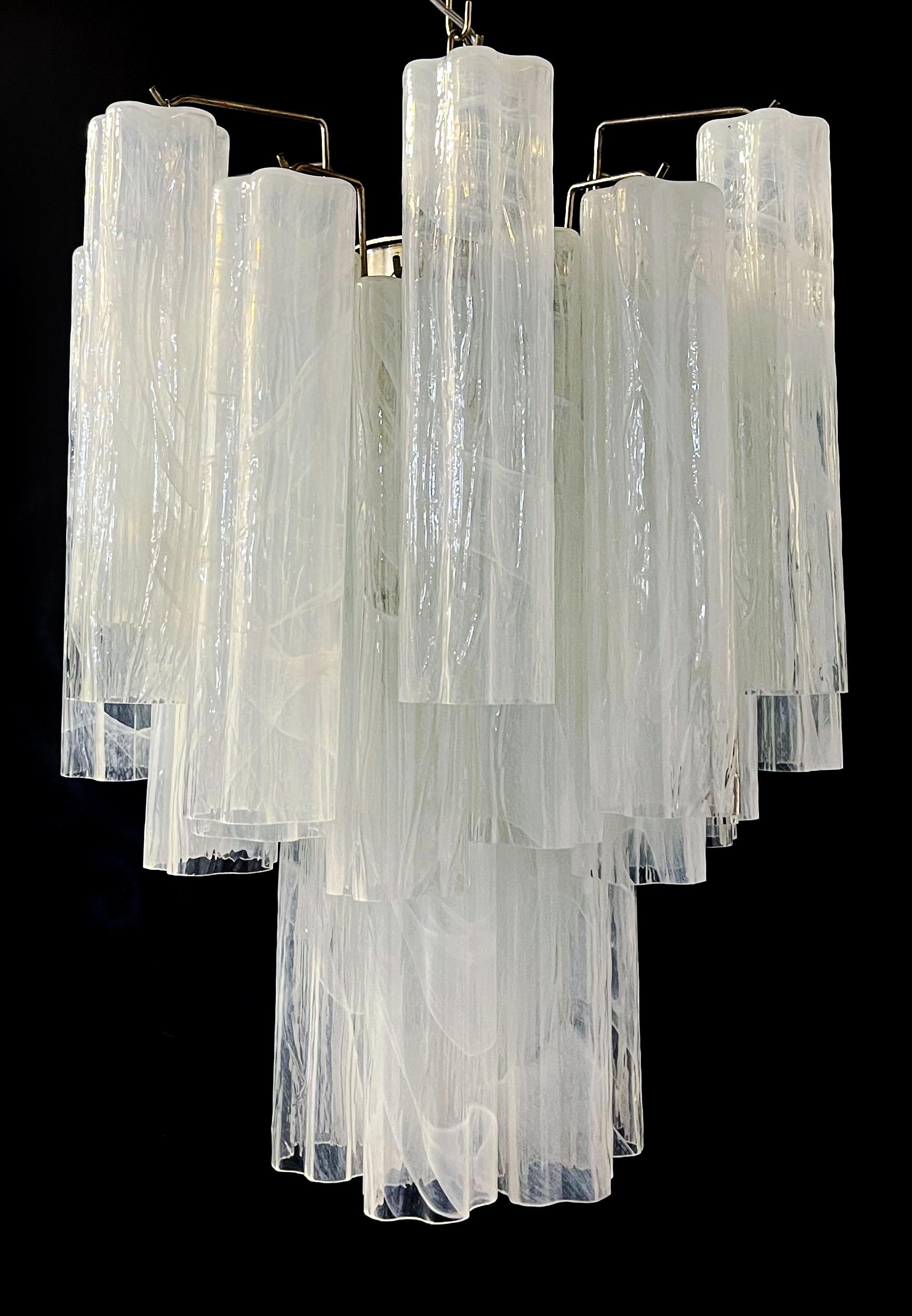 Mid-Century Modern Lustre tube en verre élégant, 30 verres blancs albâtre en vente