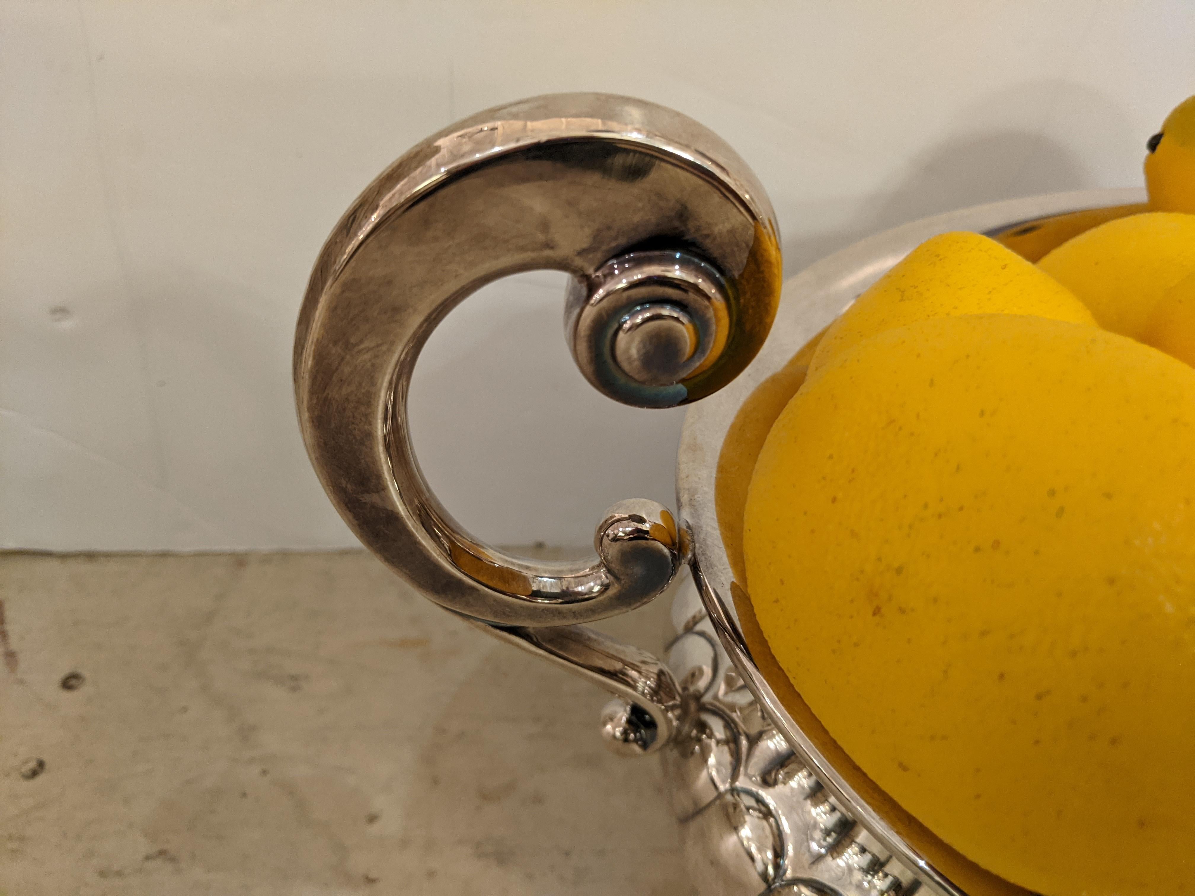 Américain Soupière élégante en métal argenté scintillant avec citrons en vente