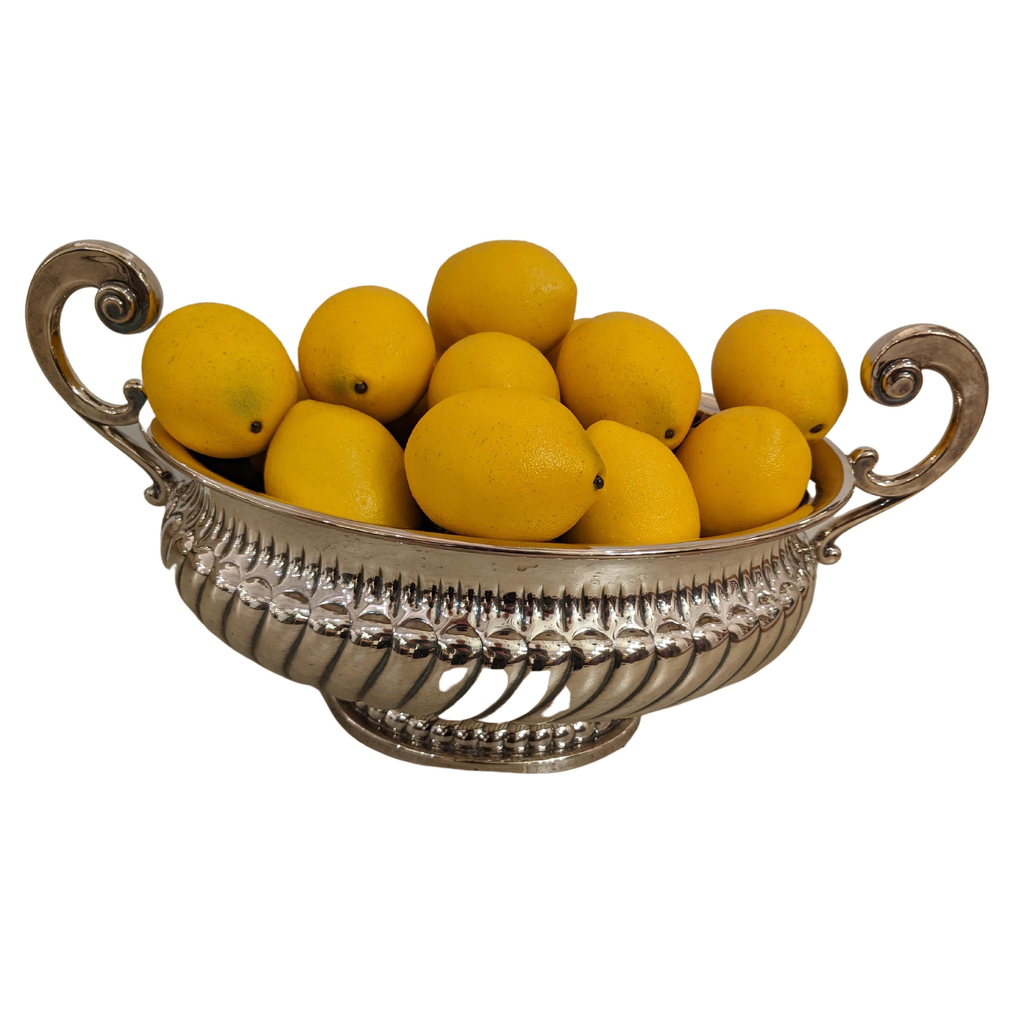 Soupière élégante en métal argenté scintillant avec citrons en vente