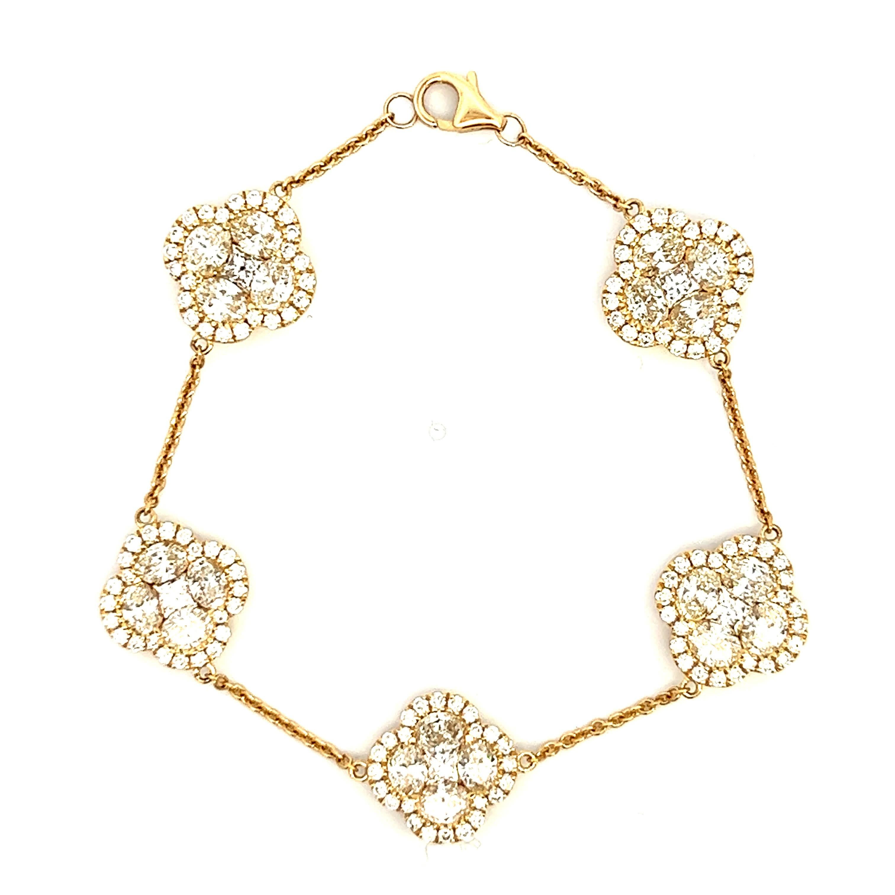 Dieses atemberaubende Goldarmband ist mit komplizierten Diamantverzierungen versehen, die das Licht wunderschön einfangen. Jeder Diamant ist in ein zartes Blumenmuster gefasst, wodurch ein zeitloses Schmuckstück entsteht, das jedem Outfit Eleganz
