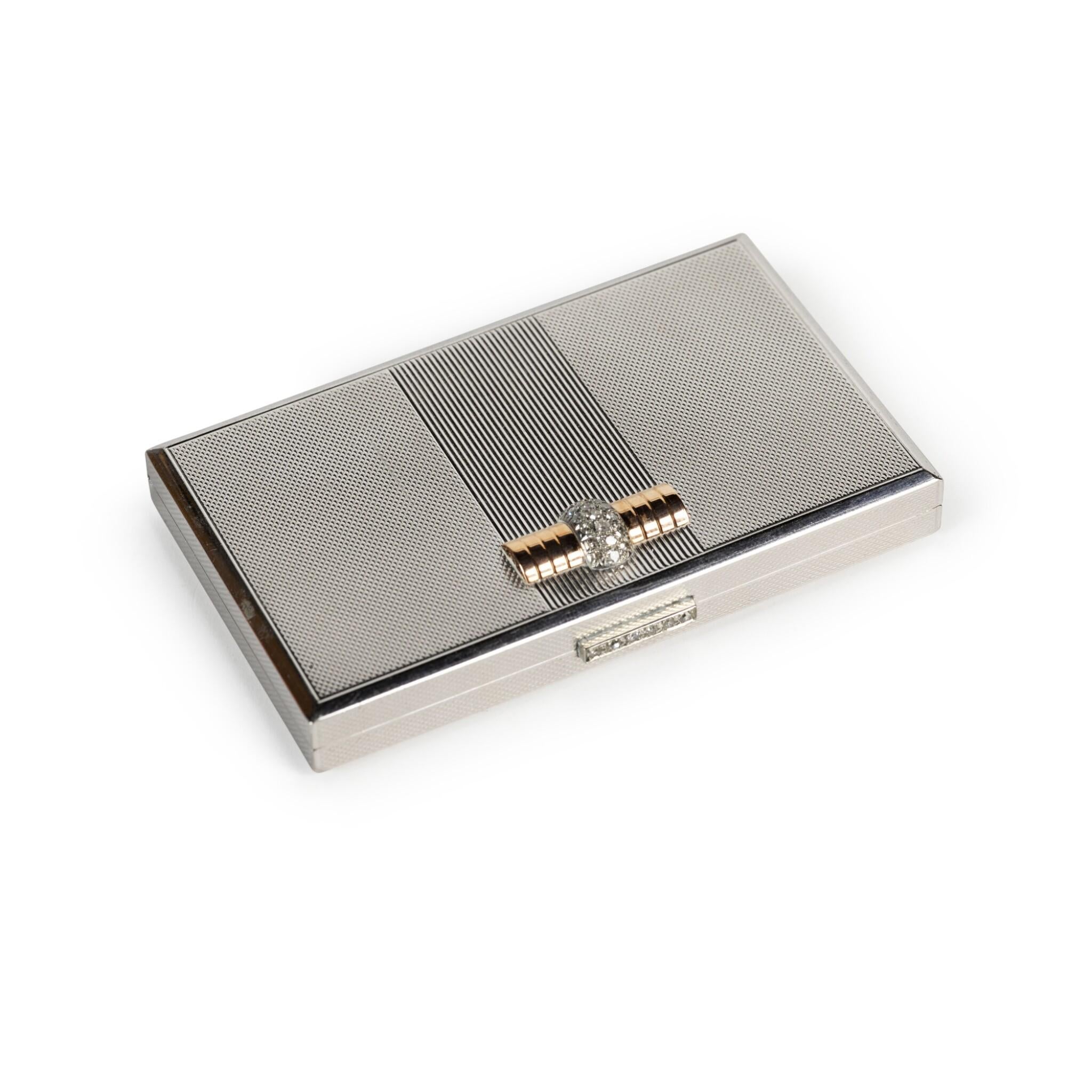 Cet exquis poudrier, fabriqué par la célèbre Maison Van Cleef & Arpels, illustre l'art et la sophistication de la fin de la période Art déco. De forme rectangulaire, le compact est doté d'un sol joliment guilloché qui ajoute de la texture et de