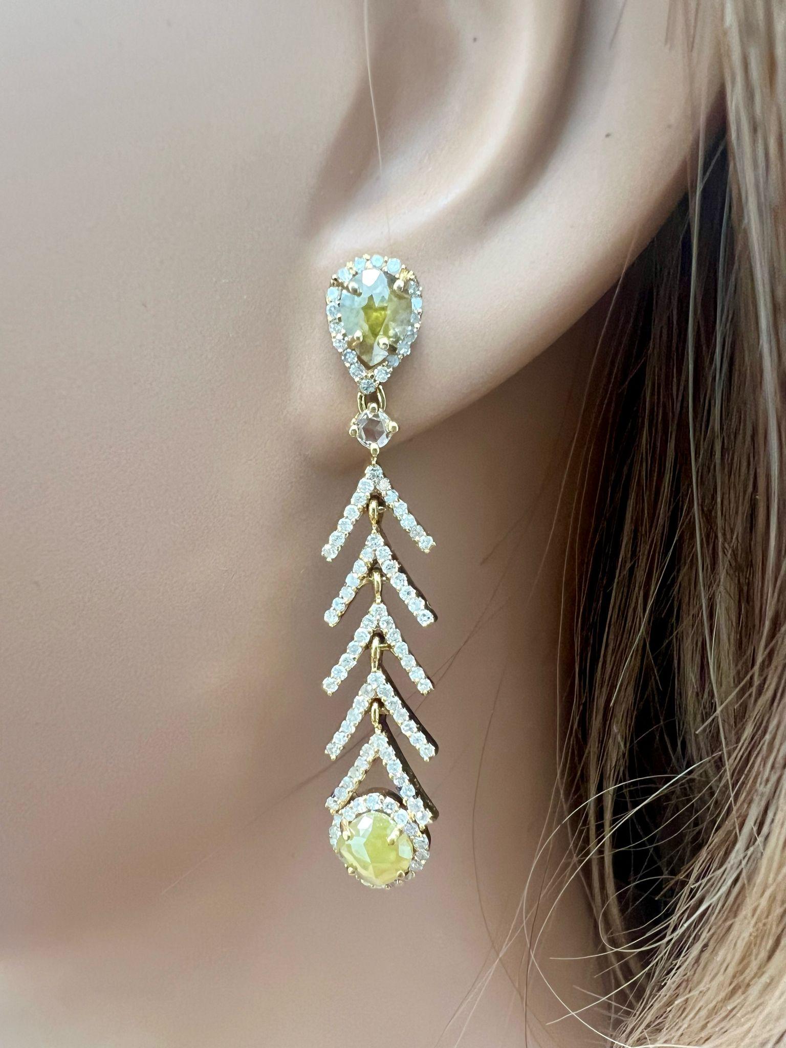 Questi splendidi orecchini a goccia in oro giallo 18 kt presentano un design unico che combina eleganza e modernità. I dettagli intricati e i diamanti scintillanti da 2,87 carati catturano magnificamente la luce, rendendoli l'accessorio perfetto per