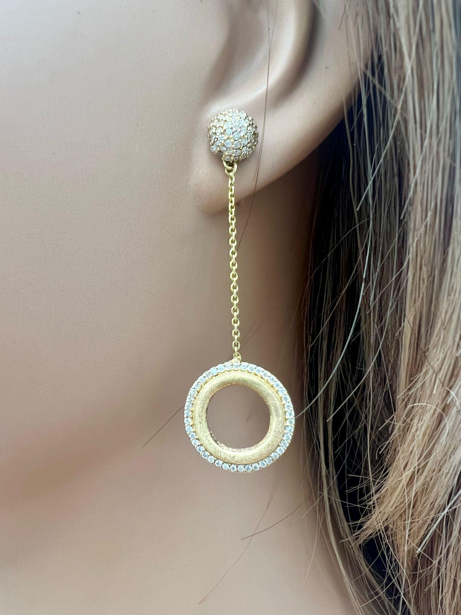 Questi splendidi orecchini a goccia in oro giallo 18 kt presentano un design unico che combina eleganza e modernità. Gli intricati dettagli e gli scintillanti diamanti da 0,92 carati li rendono perfetti sia per le occasioni casual che per quelle