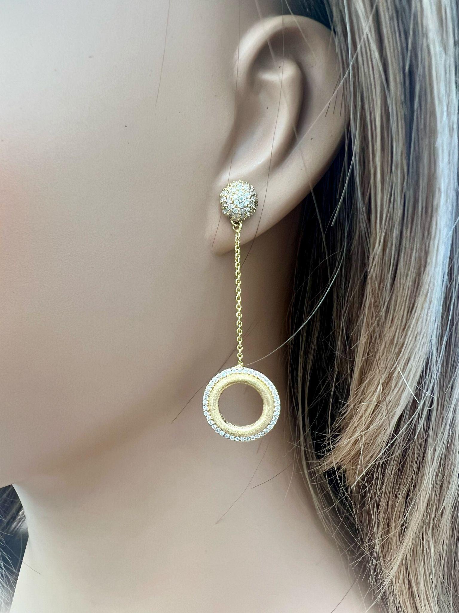 Taglio rotondo Eleganti orecchini a goccia in oro e diamanti in vendita