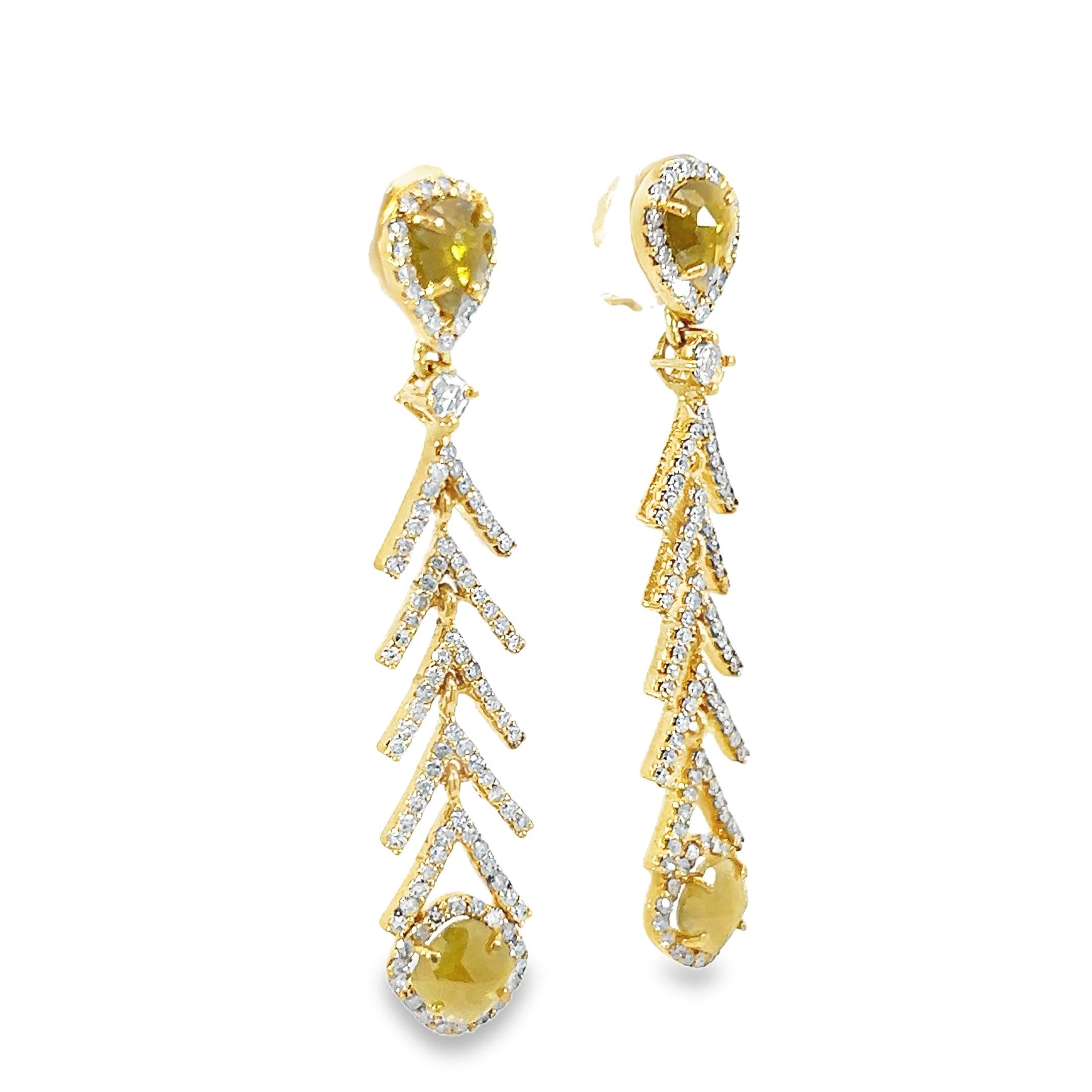Donna Eleganti orecchini a goccia in oro e diamanti in vendita