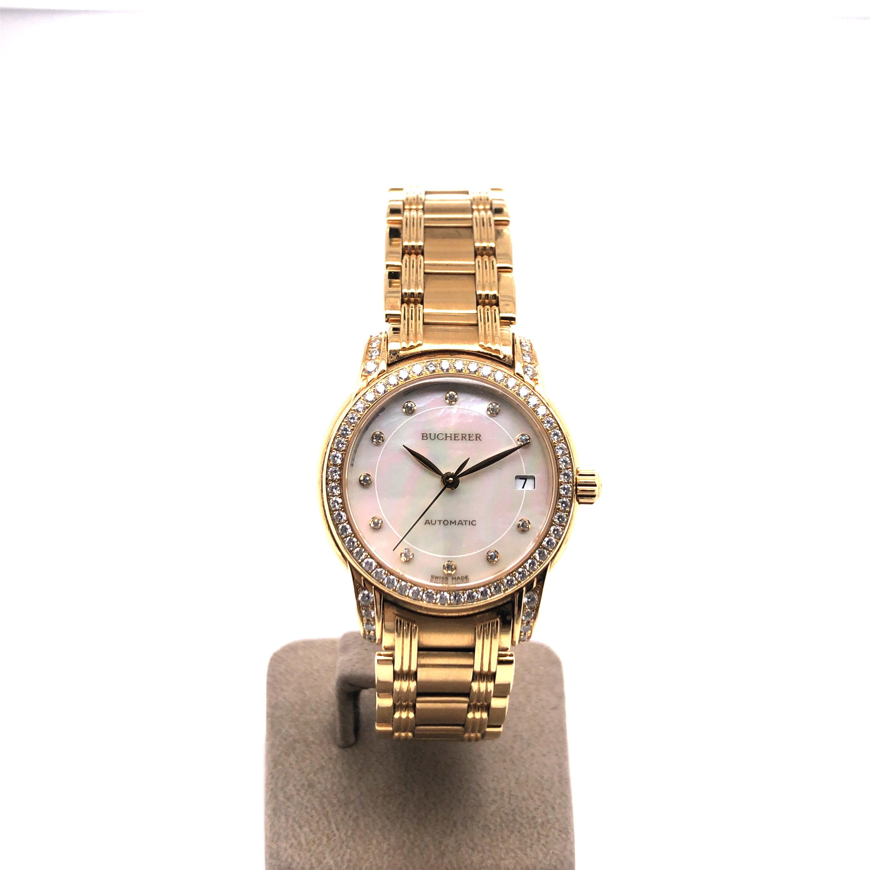 Elegante Damenarmbanduhr des Schweizer Juweliers und Uhrmachers Bucherer, gegründet 1888.

Gehäuse und Armband aus massivem 18-karätigem Gelbgold. Armband mit doppelter Faltschließe aus Gold. Zifferblatt aus Perlmutt mit zwölf Diamanten als Indizes.