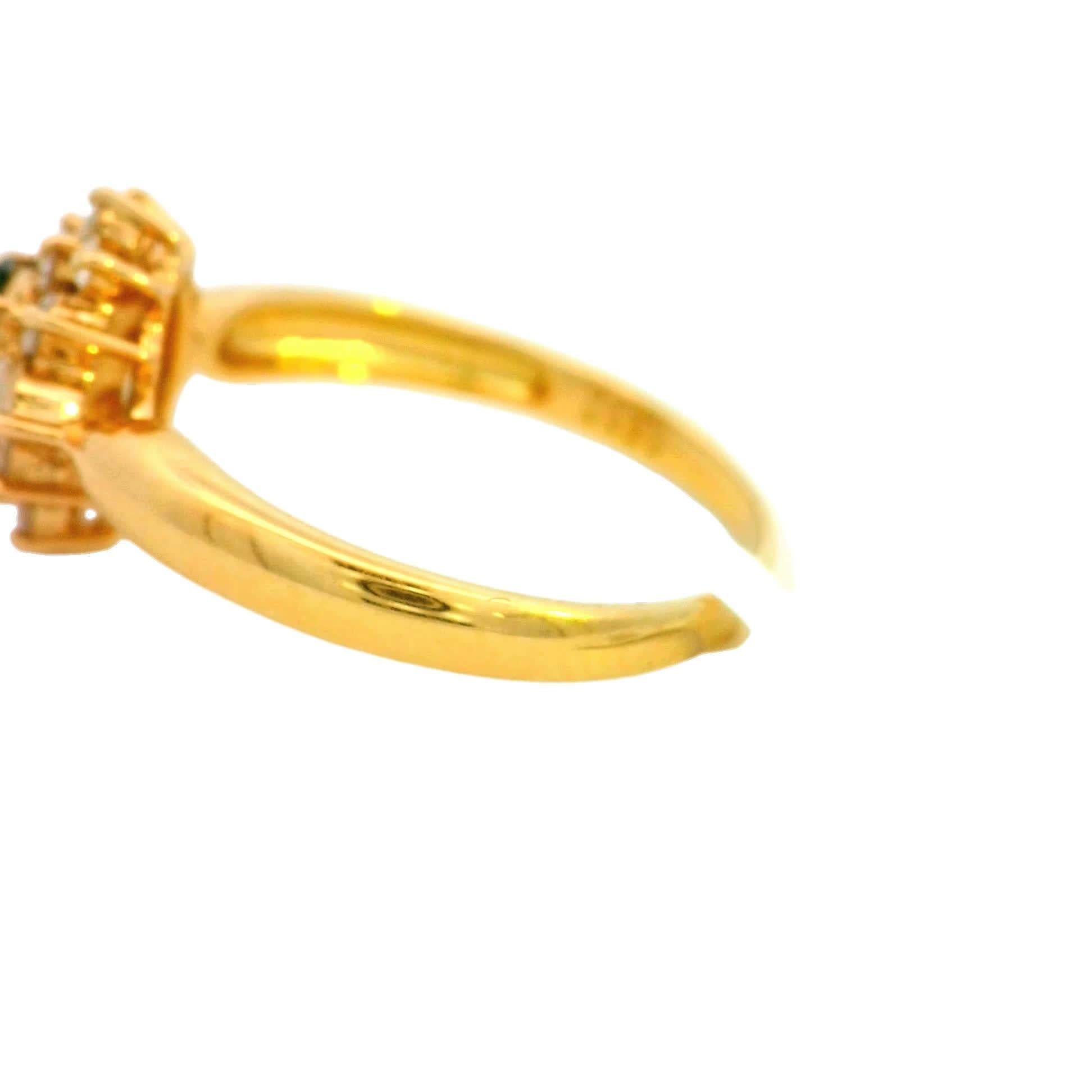 Scopri la squisita bellezza di questo elegante anello in oro, con una splendida gemma centrale circondata da diamanti scintillanti. Perfetto per le occasioni speciali o come aggiunta senza tempo alla tua collezione di gioielli, questo pezzo irradia