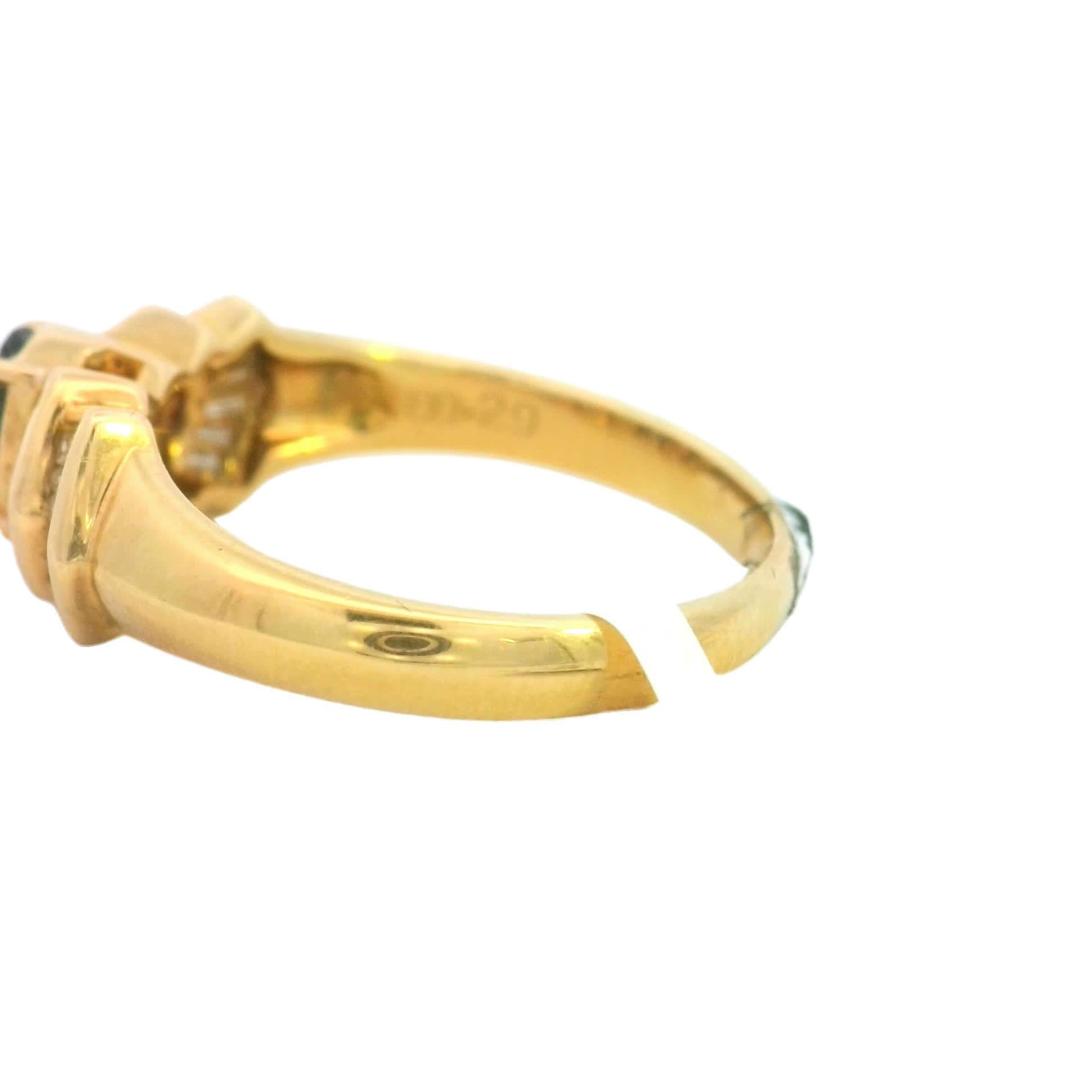 Scopri il fascino di questo splendido anello in oro con al centro un'affascinante gemma verde. L'intricato design è completato da scintillanti diamanti baguette, creando un perfetto mix di eleganza e raffinatezza. Ideale per le occasioni speciali o