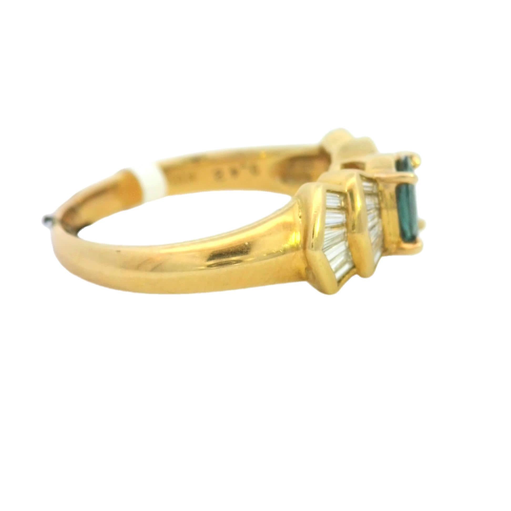 Donna Eleganza dell'anello in oro e gemme verdi in vendita