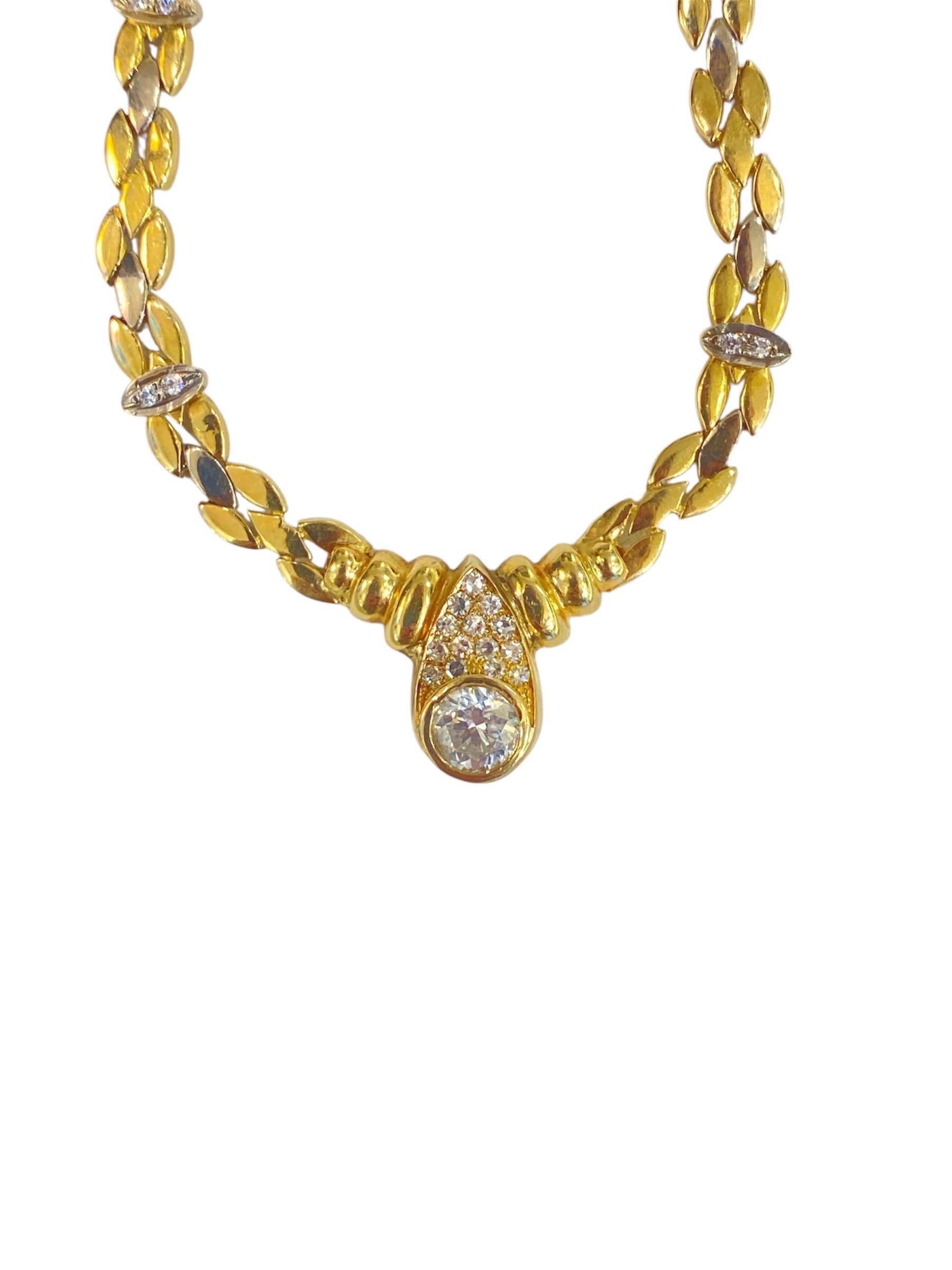 Chaîne en or Elegance avec pièce maîtresse en diamant brillant et diamants plus petits Neuf - En vente à Tel Aviv, IL