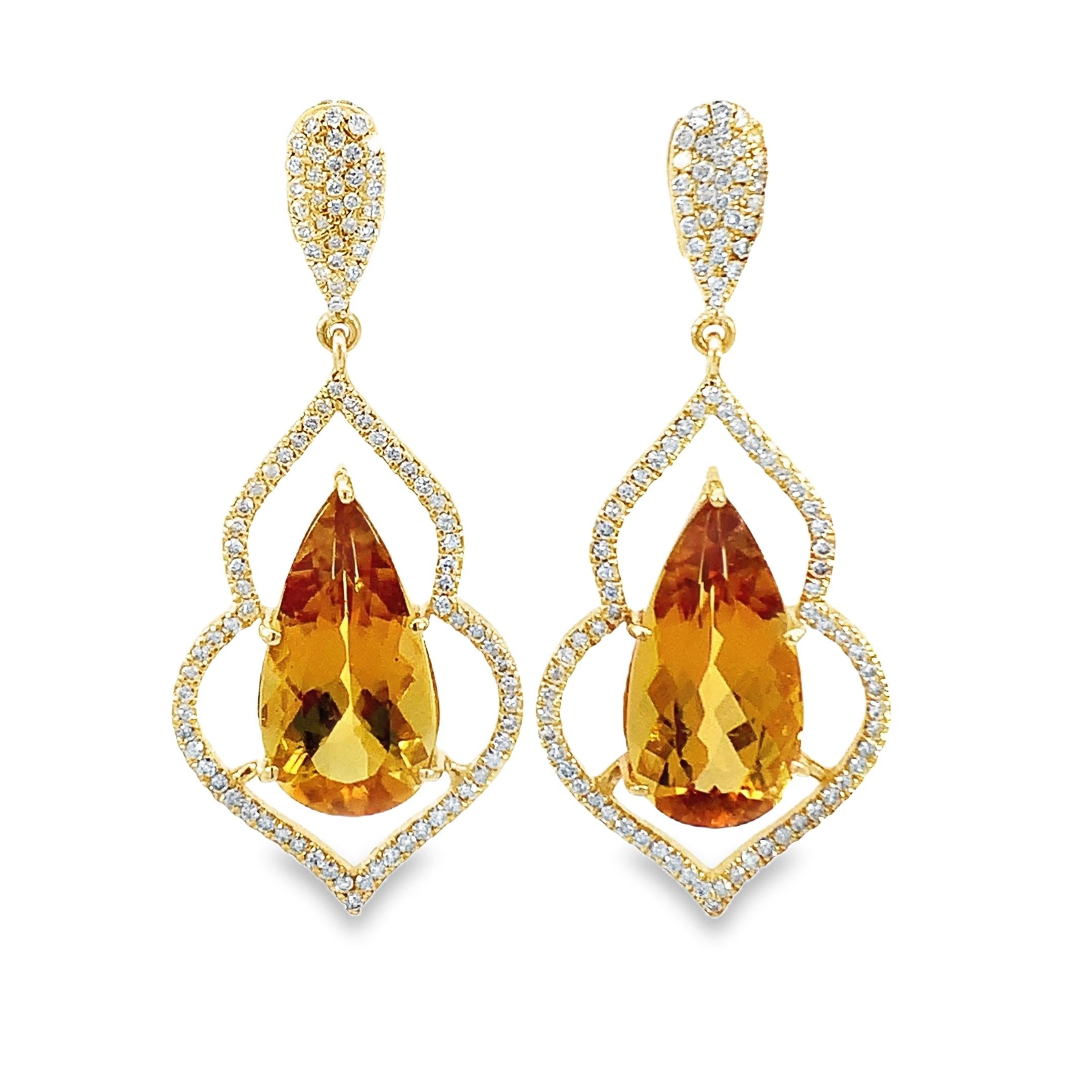 Ces magnifiques boucles d'oreilles en or jaune 14 carats sont ornées d'un diamant étincelant de 0,73 carat et d'une aigue-marine jaune de 7,68 carats. Les détails complexes et la forme élégante en font un accessoire parfait pour toutes les