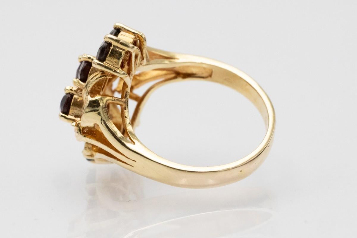 Un affascinante anello placcato in oro con granati naturali di colore rosso intenso.

Dimensioni dell'elemento decorativo: 2,1 x 1,6 cm.

Dimensione: 12 (52)

Origine: Germania, seconda metà del XX secolo.

Ottime condizioni, nessun danno.

Peso: