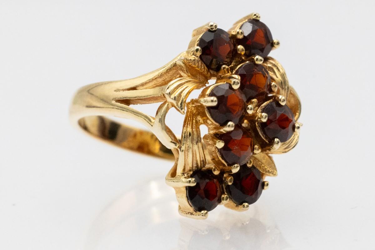 Taglio rotondo Elegante anello vintage placcato in oro con granati in vendita