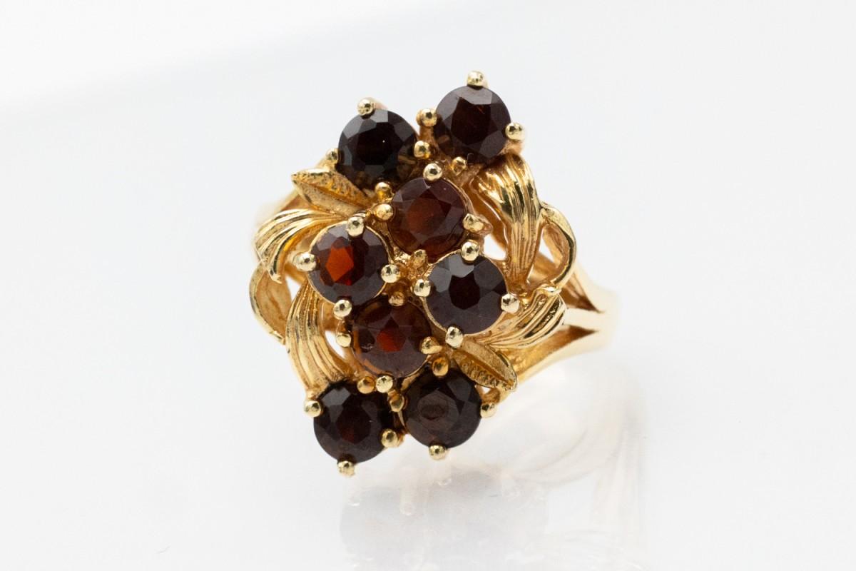Elegant gold-plated vintage ring with garnets