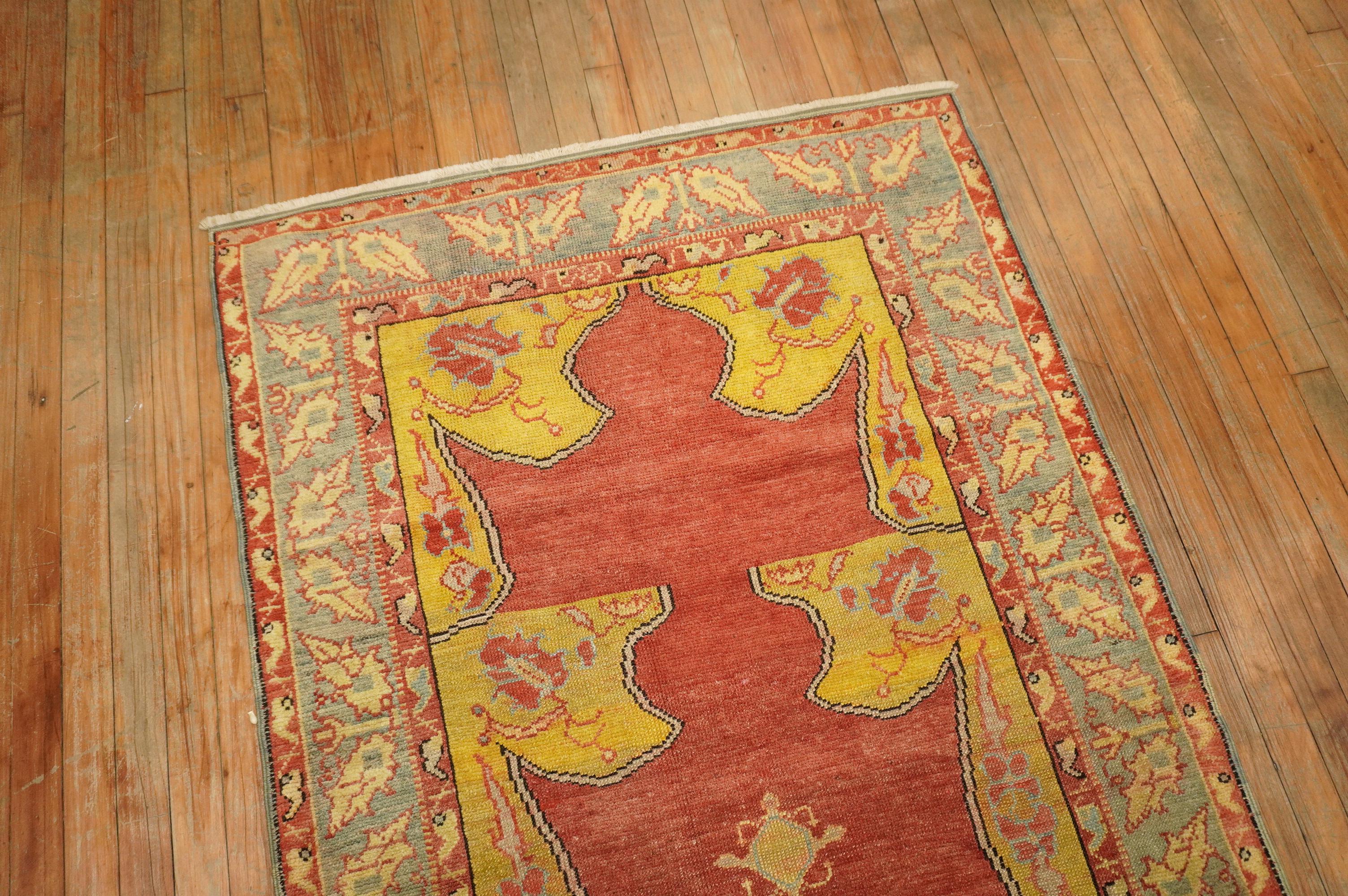 Elegant Gold Red Antique Turkish Rug In Good Condition For Sale In New York, NY