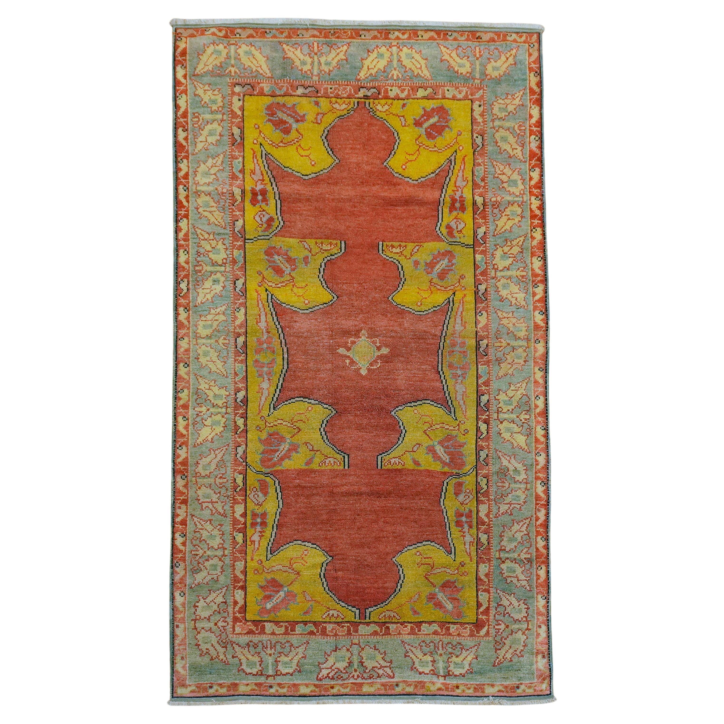 Élégant tapis turc ancien rouge doré