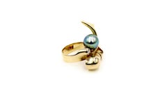 Elegant gold ring by Claude Wesel, set with a diamond and a Tahiti pearl