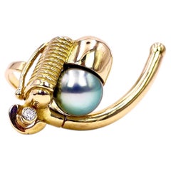 Elegant gold ring by Claude Wesel, set with a diamond and a Tahiti pearl
