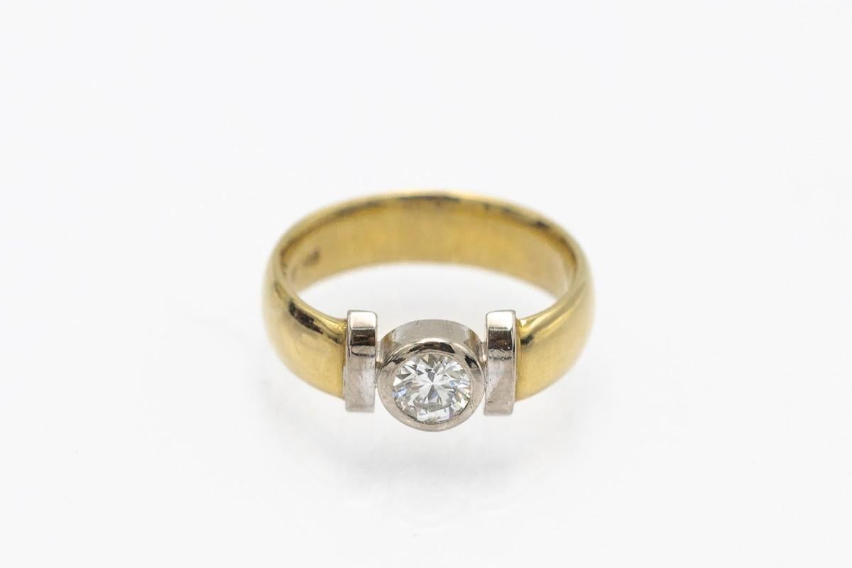 An elegant ring made of 14 carat gold, decorated with a brilliant-cut diamond. A diamond weighing 0.55 ct, white in color and of high VS purity. Very well preserved proportions and finish.

Weight: 7.97g

Size correction possible.

Size: 18