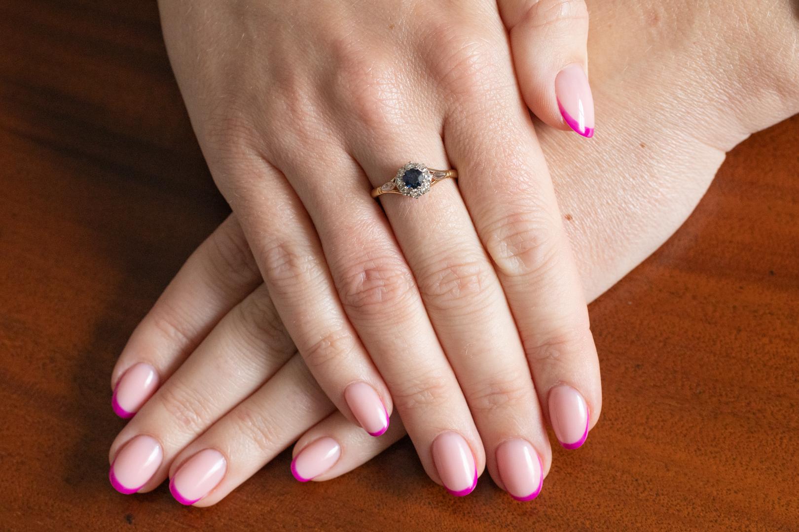 Round Cut Elegant gold ring with sapphire and diamonds. For Sale