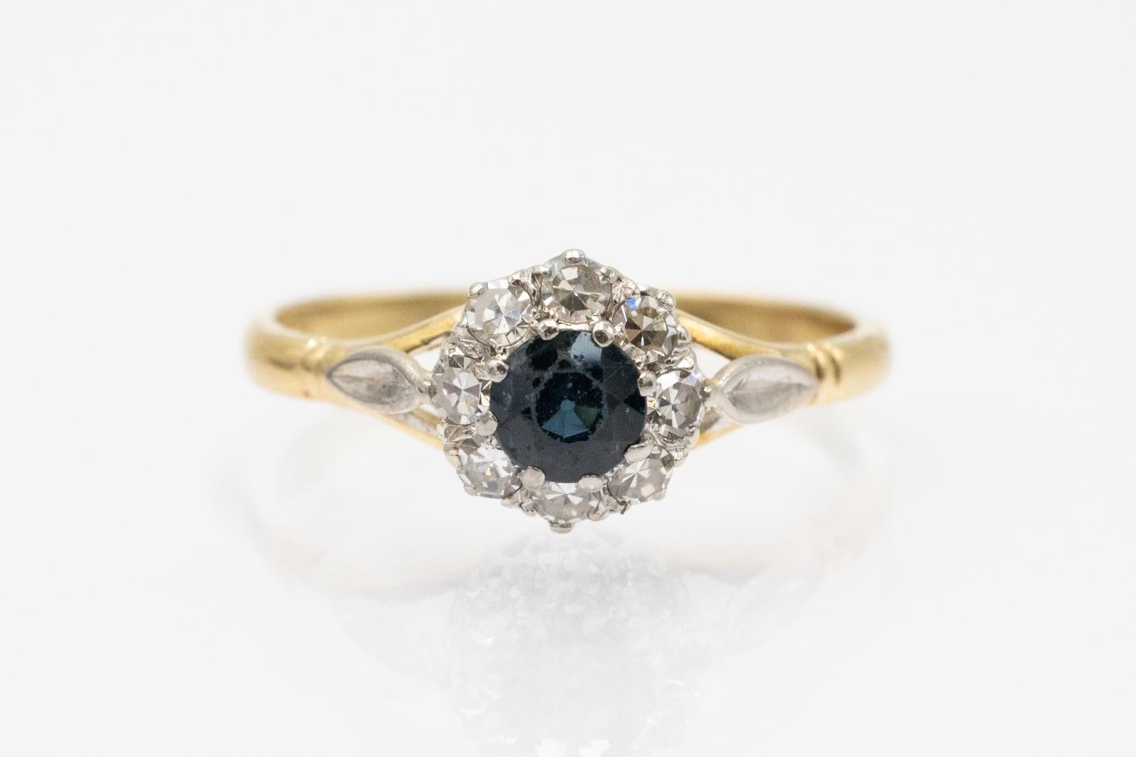 Elegant gold ring with sapphire and diamonds. In Good Condition For Sale In Chorzów, PL