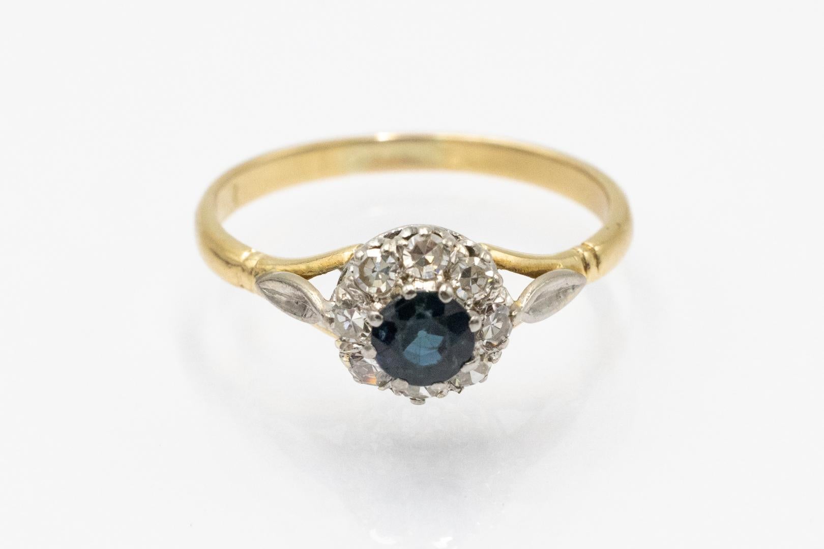 Women's Elegant gold ring with sapphire and diamonds. For Sale