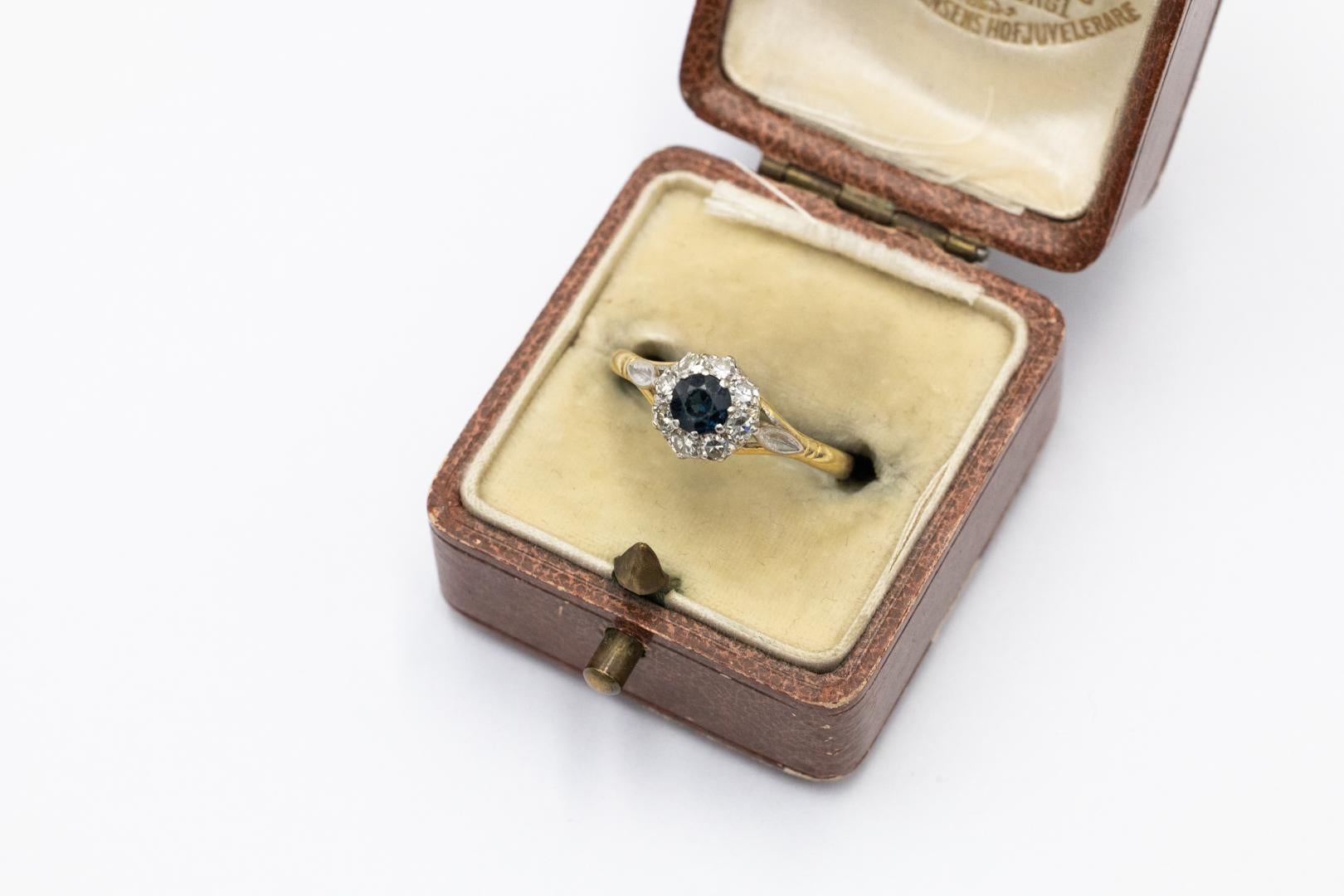 Elegant gold ring with sapphire and diamonds. For Sale 2