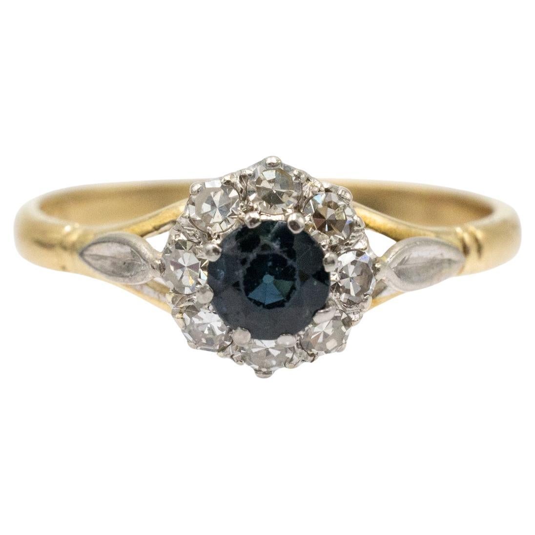 Elegant gold ring with sapphire and diamonds. For Sale