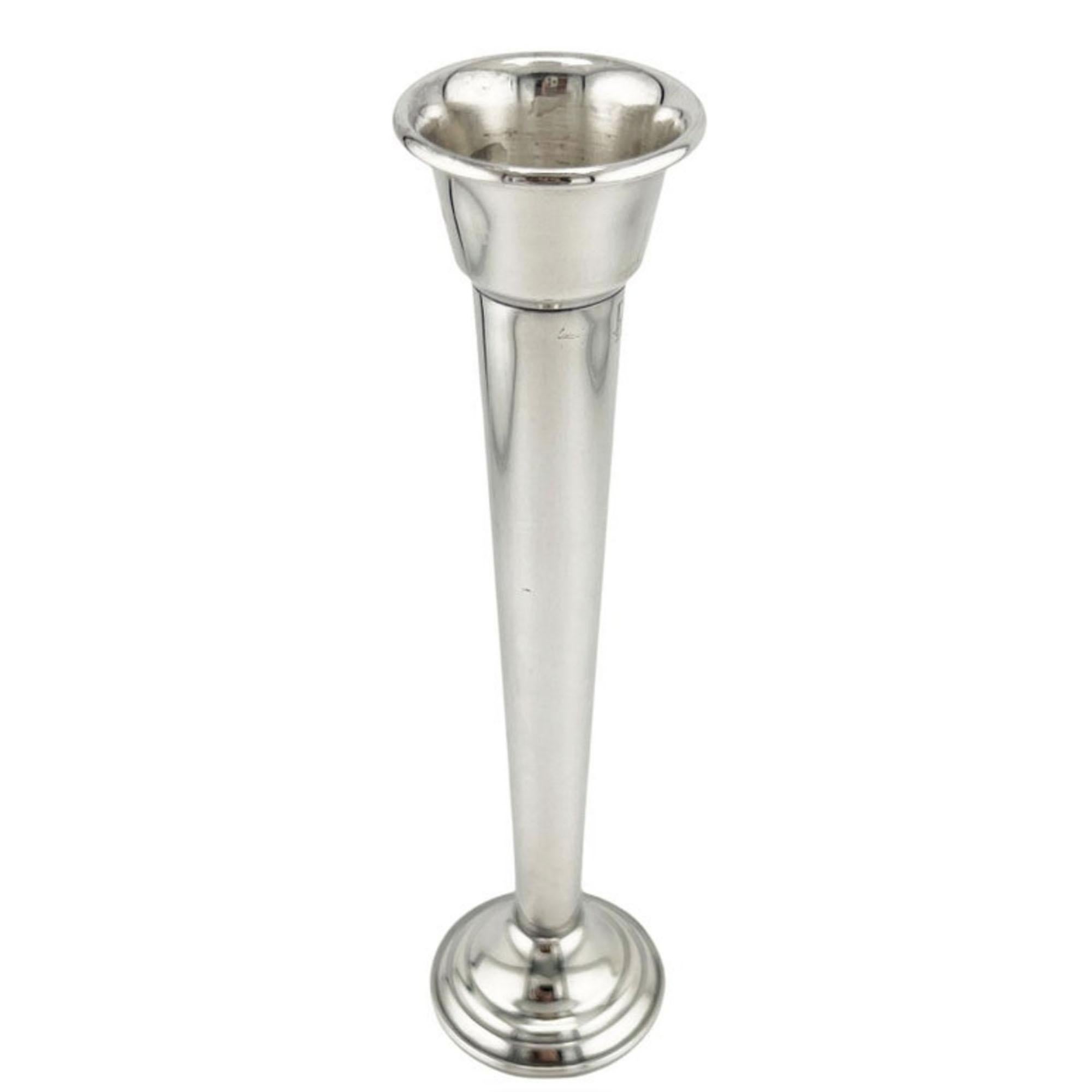 Eine raffinierte Knospenvase aus Gorham-Silberblech, gefertigt mit der Eleganz und Qualität, die Gorham Silver Company zu einer der berühmtesten Silberschmieden Amerikas gemacht hat. Die hohe, spitz zulaufende Silhouette mit ausgestelltem Rand und