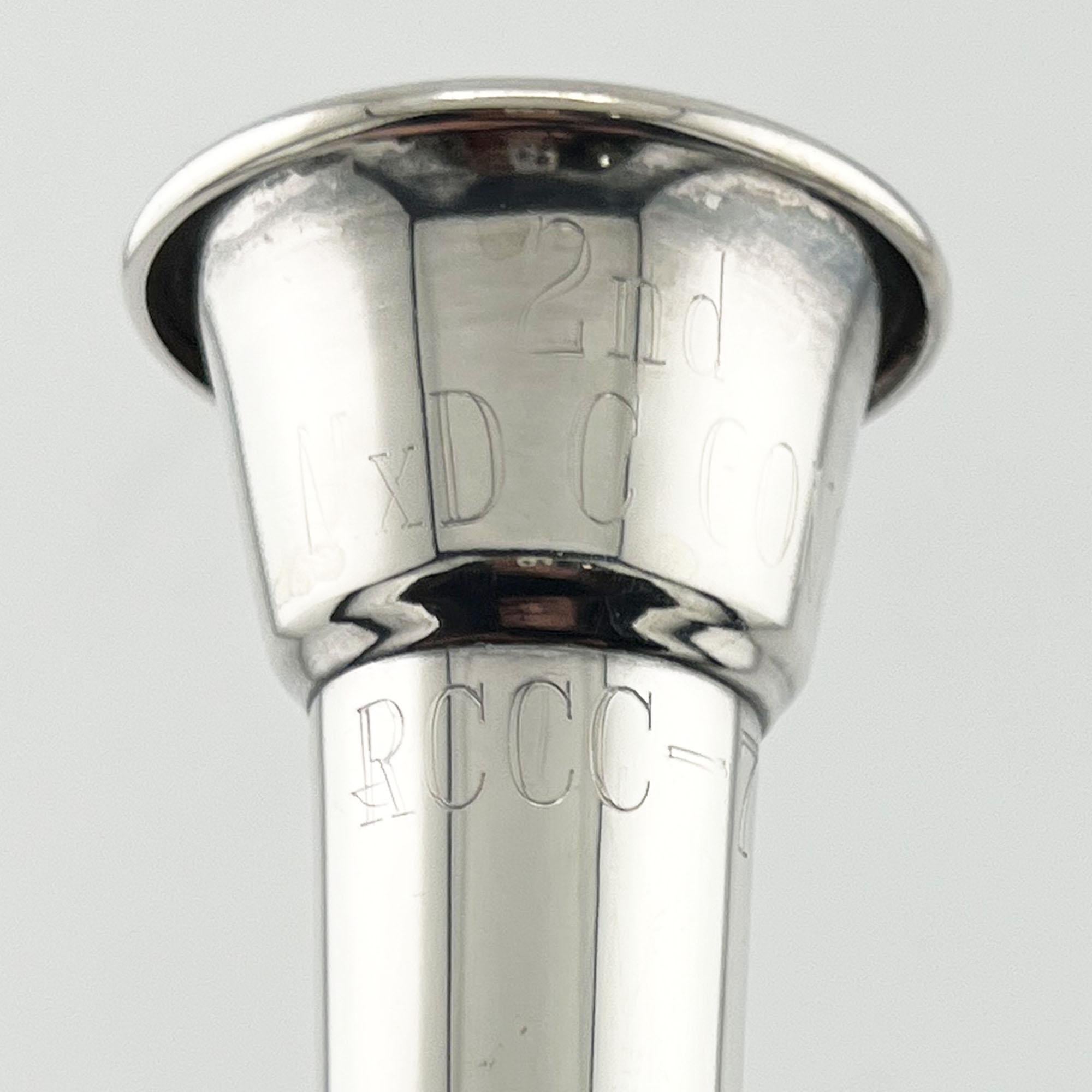Elegante Gorham Silverplate Knospenvase - Zeitloses amerikanisches Silberdesign (20. Jahrhundert) im Angebot