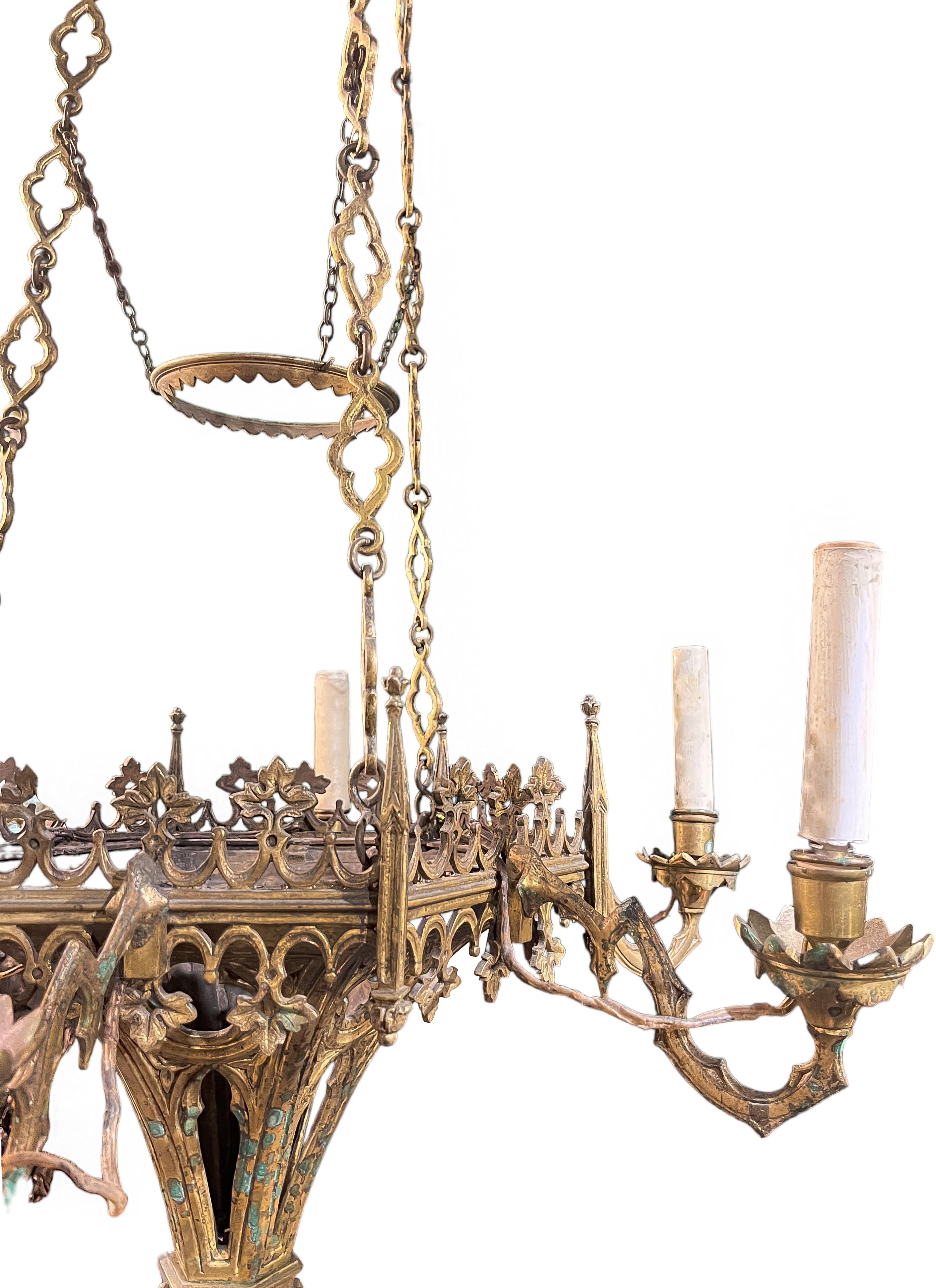 Néo-gothique Élégant lustre néo-gothique à six lumières en bronze doré en vente